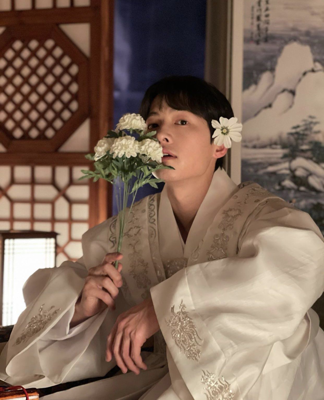 How to even begin describing this look? Only Vincenzo (Song Joong-ki) can rock this white hanbok. | Photo: @hi_songjoongki on Instagram