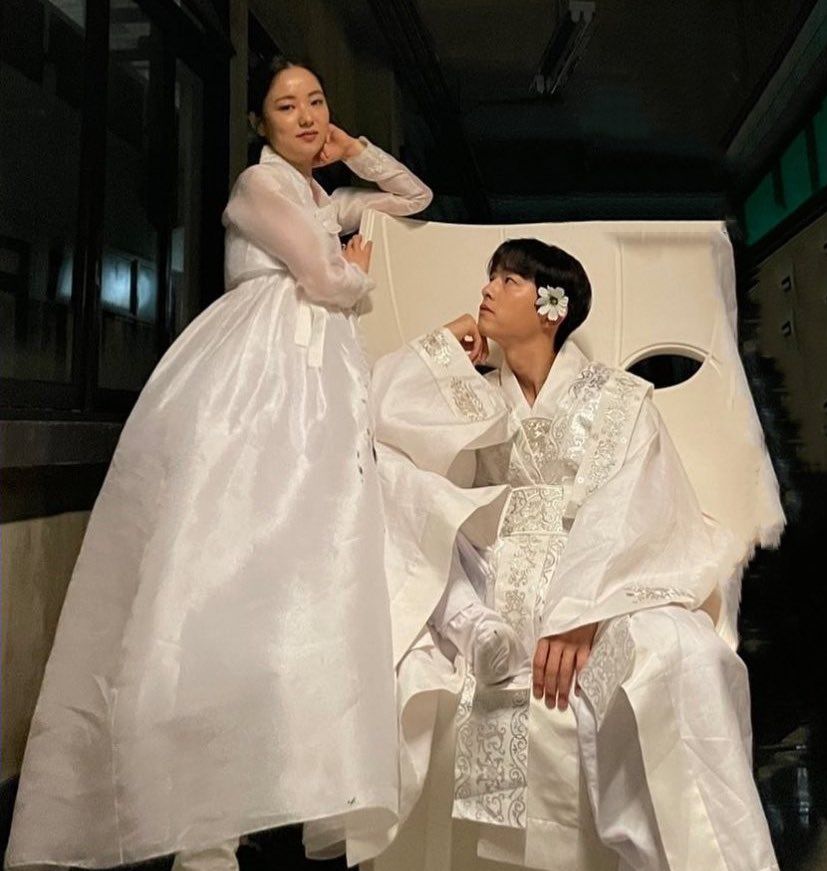 Jeon Yeo-bin and Song Joong-ki sporting traditional Korean attire for Vincenzo. | Photo: Vincenzo on Netflix