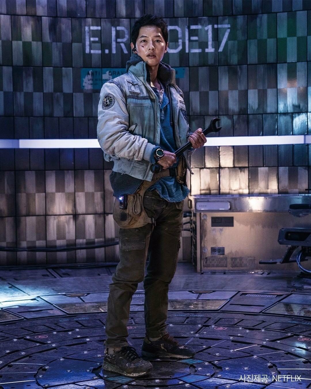 Playing Space Commander, Kim Tae-ho, Song Joong-ki looks like a bonafide action star. | Photo: Space Sweepers on Netflix