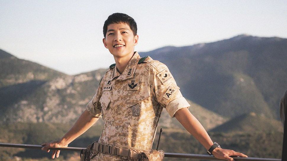 Looking for a reason to watch Descendants of the Sun? 1. Song Joong-ki in military fatigues. | Photo: Netflix
