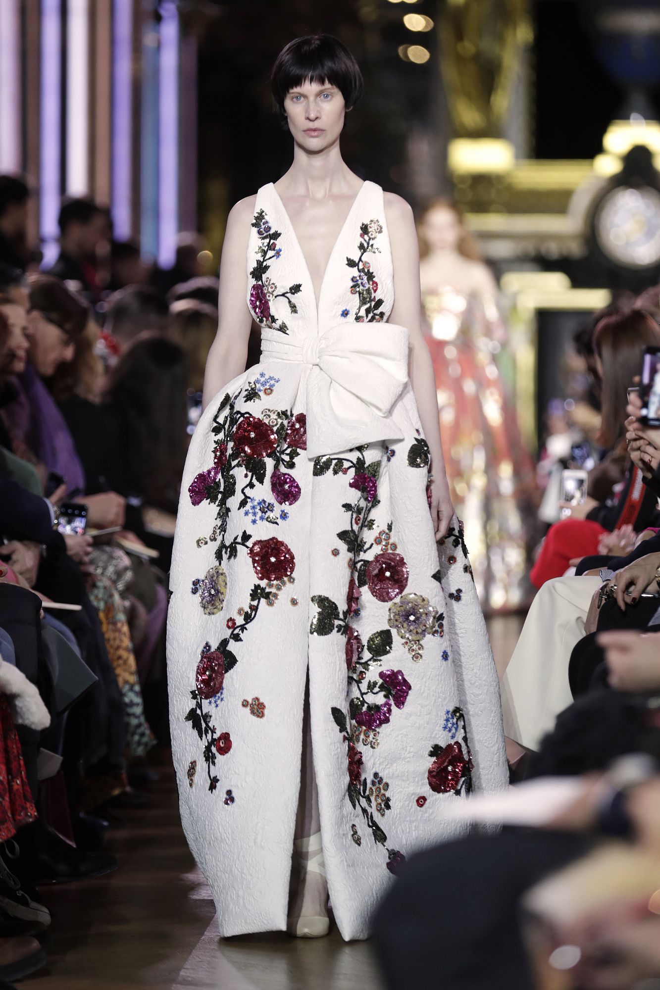 Schiaparelli presented an extremely elegant and feminine collection poetically inspired by astrology, in which floral motifs took pride of place. Paris, January 21, 2019; Image: Courtesy of Thomas Samson/AFP