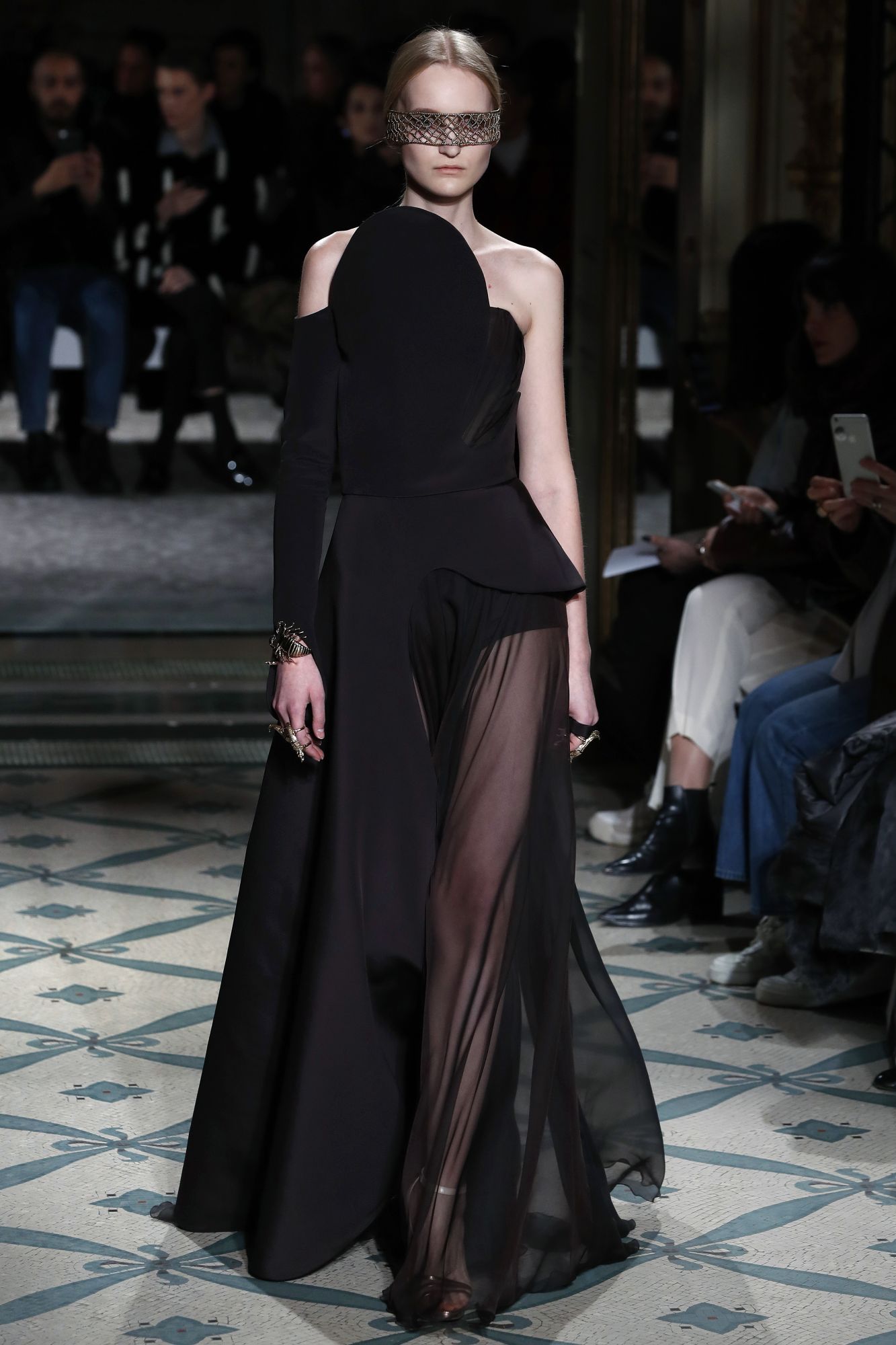 Antonio Grimaldi presented a multitude of sculptural evening dresses, with multiple asymmetries and plays on transparency. Paris, January 21, 2019; Image: Courtesy of Francois Guillot/AFP