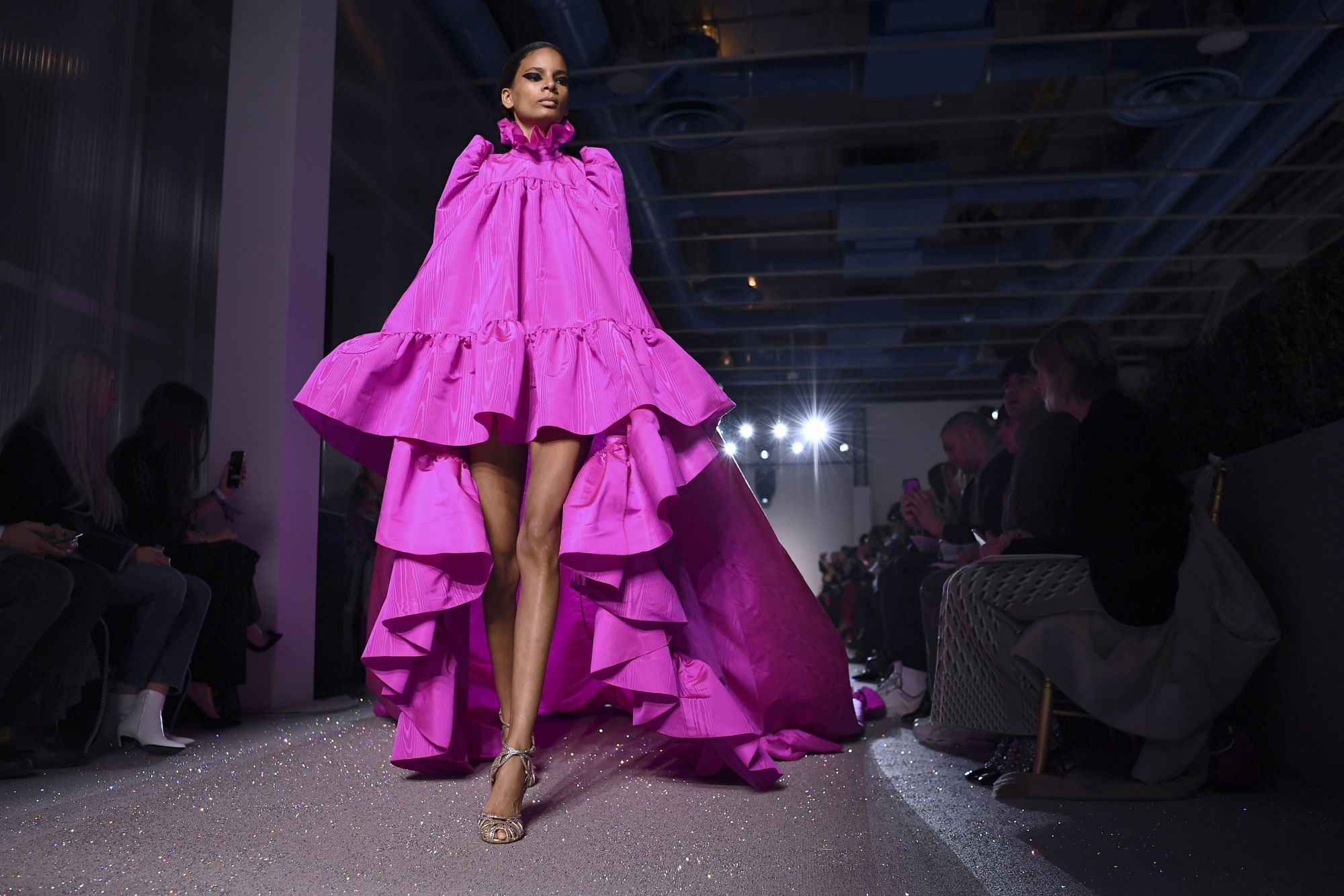 Short in front and extra-long at the back: these dresses, which have become something of a signature for Giambattista Valli, were presented in vivid colors this season. Paris, January 21, 2019; Image: Courtesy of Anne-Christine Poujoulat/AFP