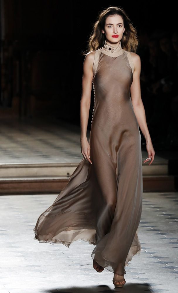 At the Julien Fournié Show, minimalist plays on fluidity combined sensuality and mystery
