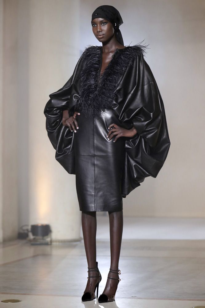 Stephane Rolland drew inspiration from a broad range of sources, including the 1920s and 1960s. Play on volumes and remarkable work with materials were at the heart of his collection