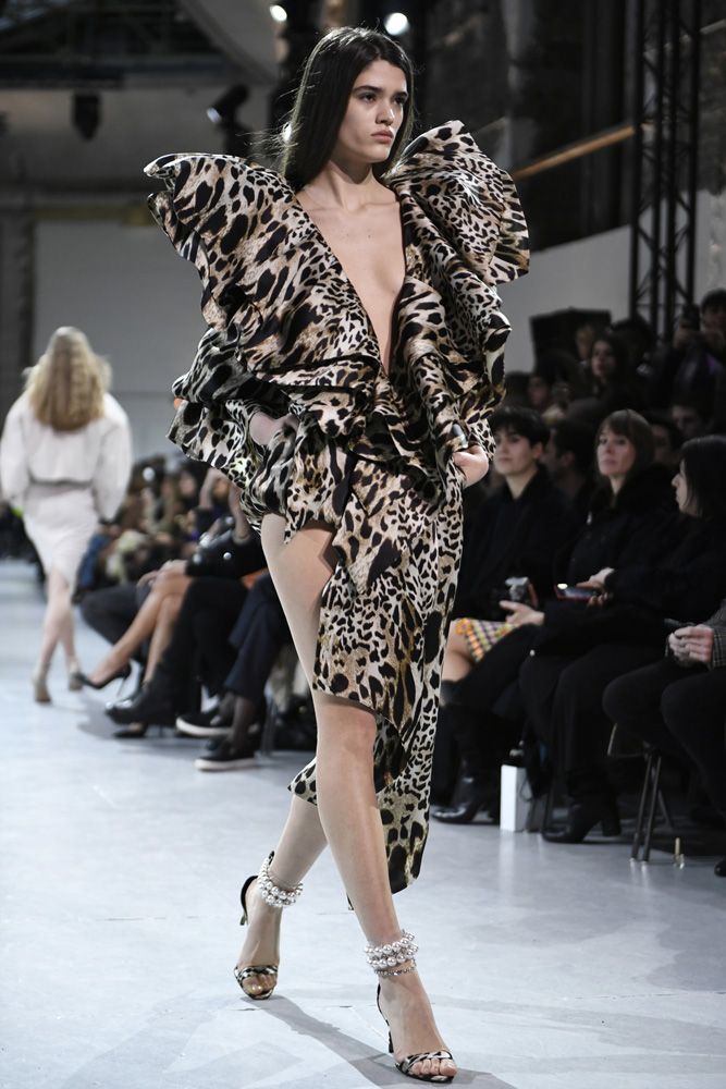 Glamorous and sexy silhouettes appeared to give wings to the models dressed by Alexandre Vauthier in pieces that played on asymmetry and varying lengths