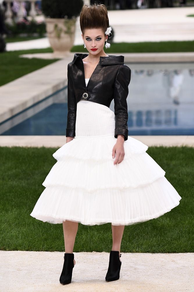 Chanel presented timeless uncluttered silhouettes with a contrast between cleanly drawn and blurred lines, voluminous skirts and short jackets. Black and white were the colors of the day.
