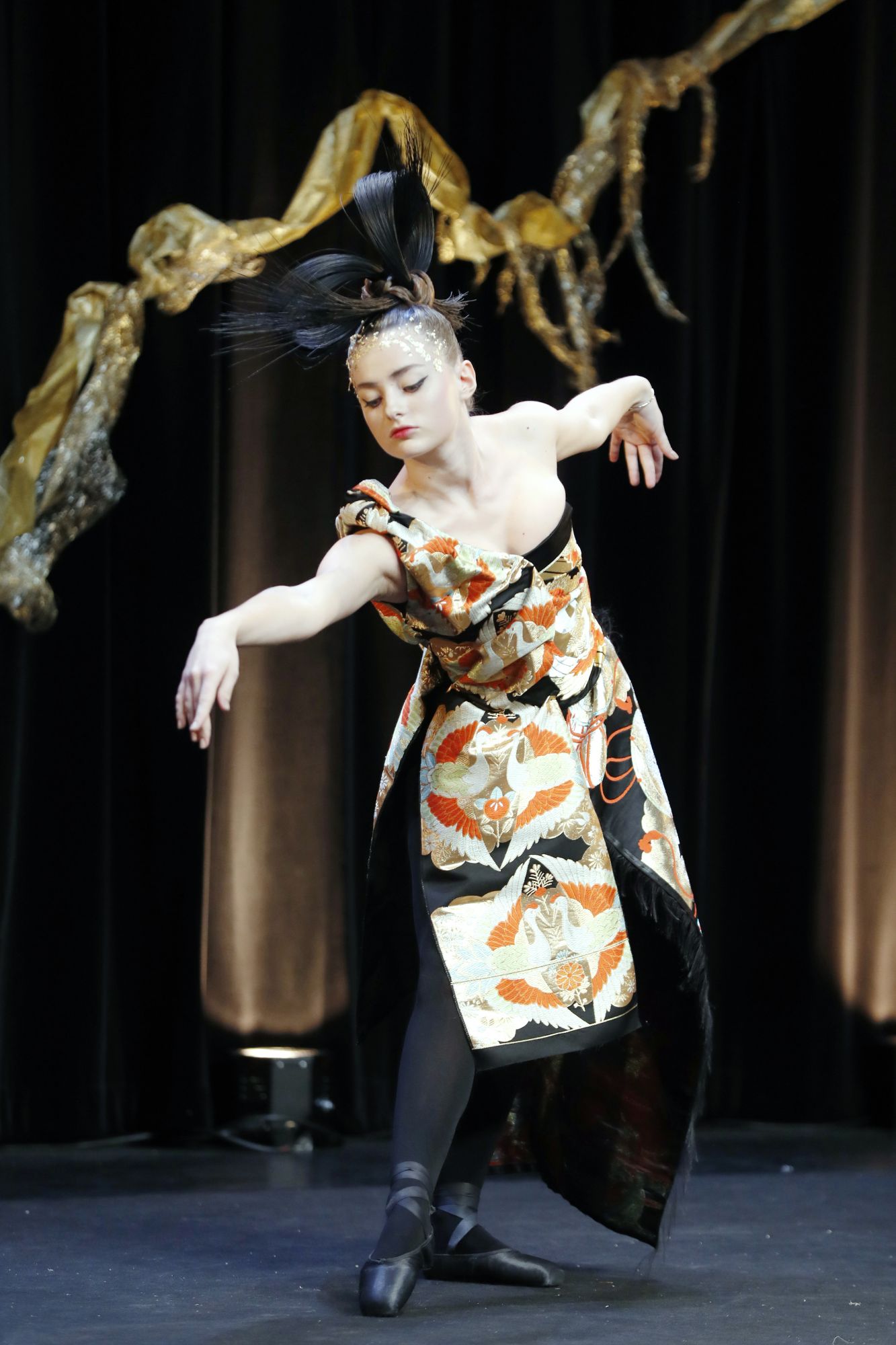 Presented as a ballet performance, Franck Sorbier's 2019 Spring-Summer Haute Couture Collection featured a number of Japan-inspired creations. A theme that was also present in the designer's prints and cuts.