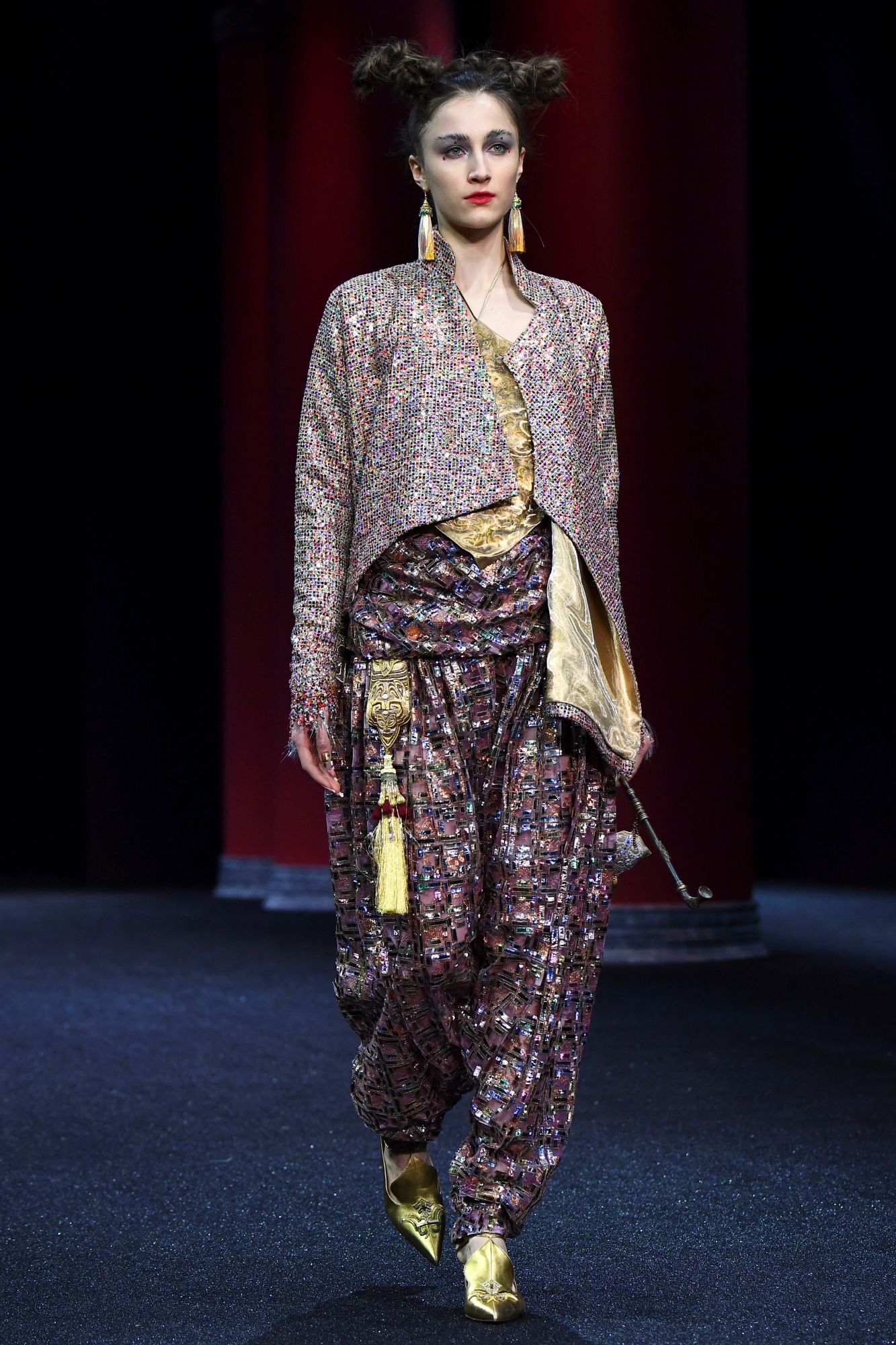 For the 2019 spring-summer season, Guo Pei presented a China-inspired almost royal collection, which was rich in ornament and glittering details.