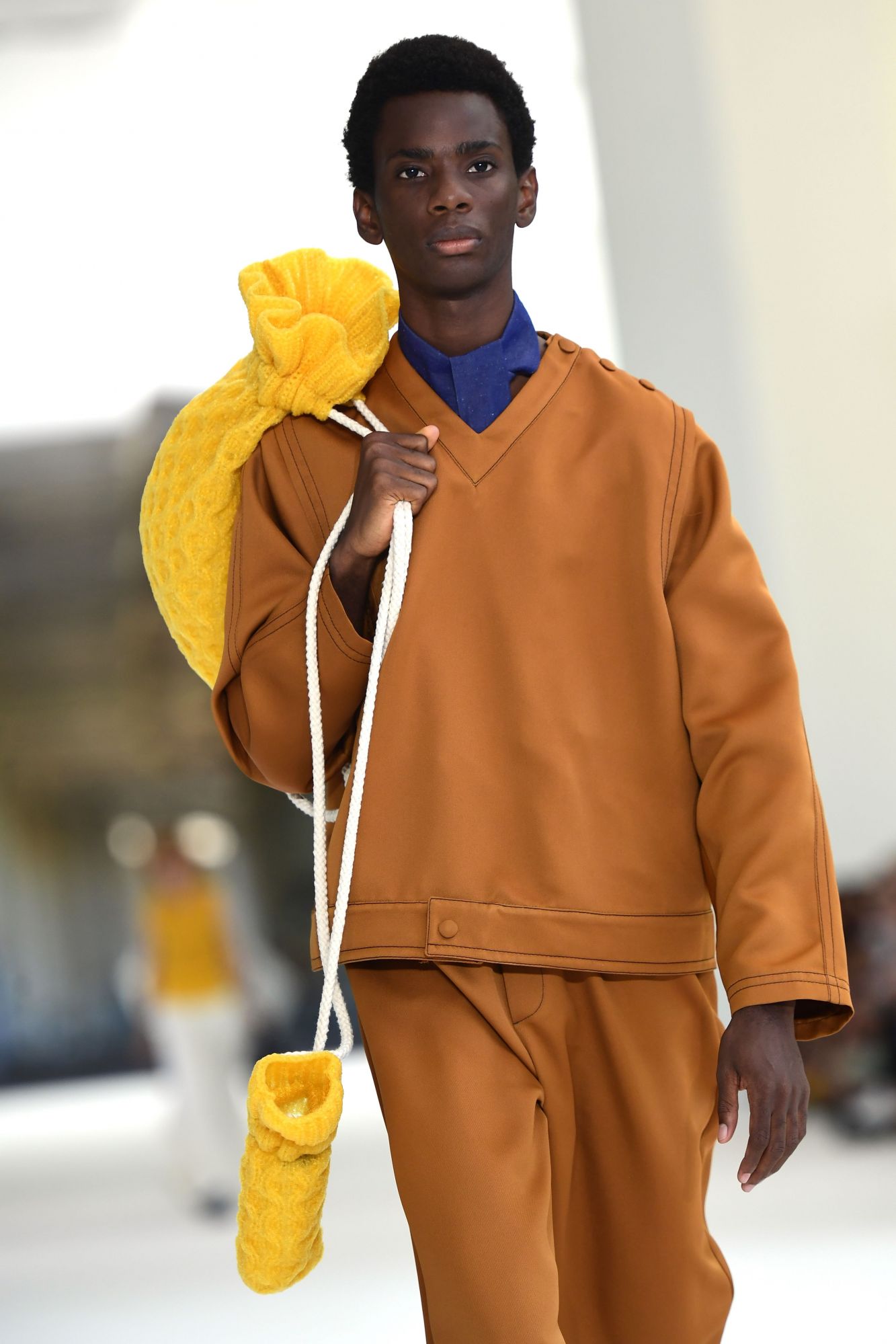 A cable-knit gloves-and-bag combo by Sunnei (Photo: Niklas Halle'n / AFP)