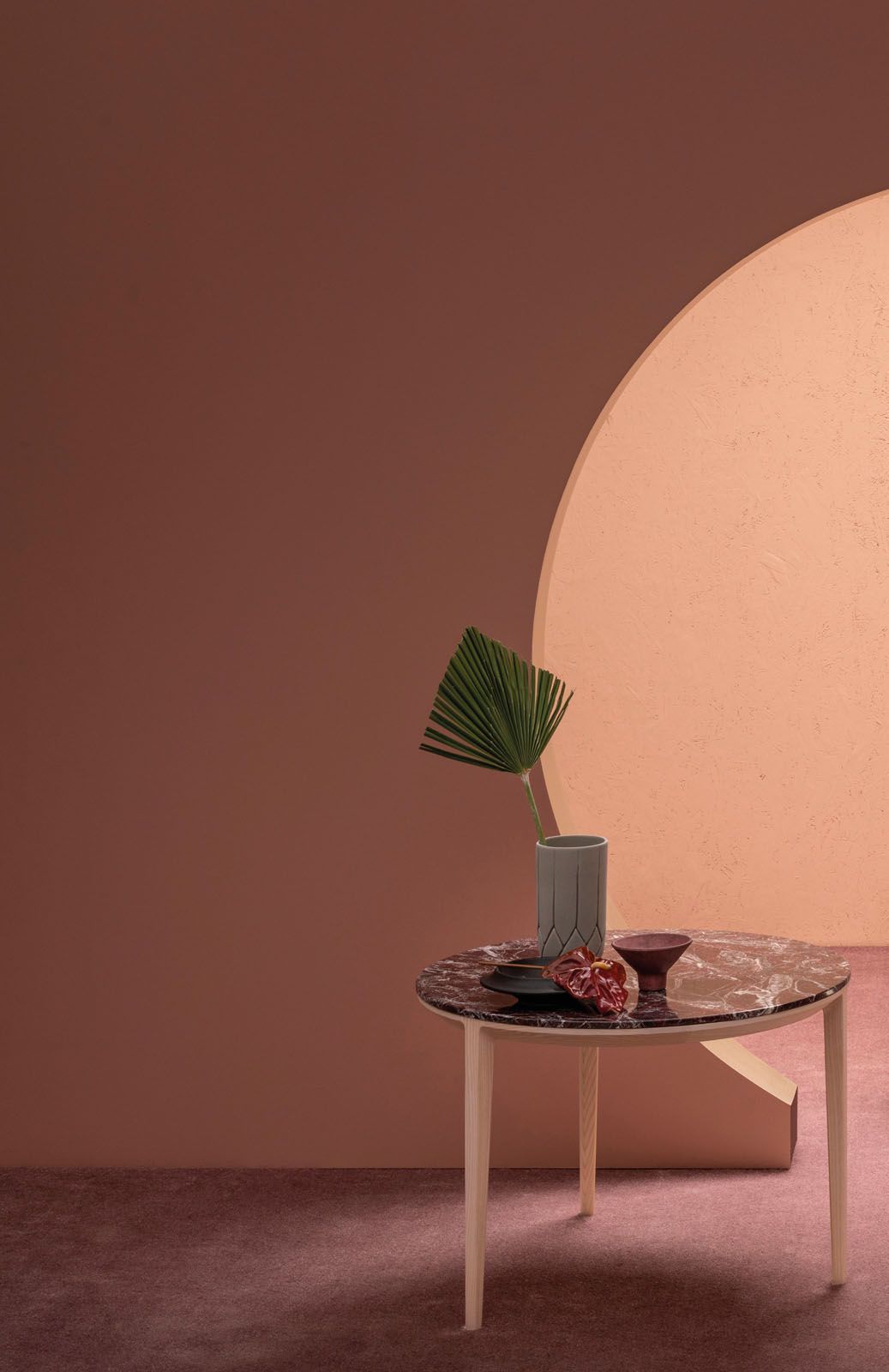 Conçue par Metrica, la table d'appoint Etoile présente une structure distincte à trois pieds