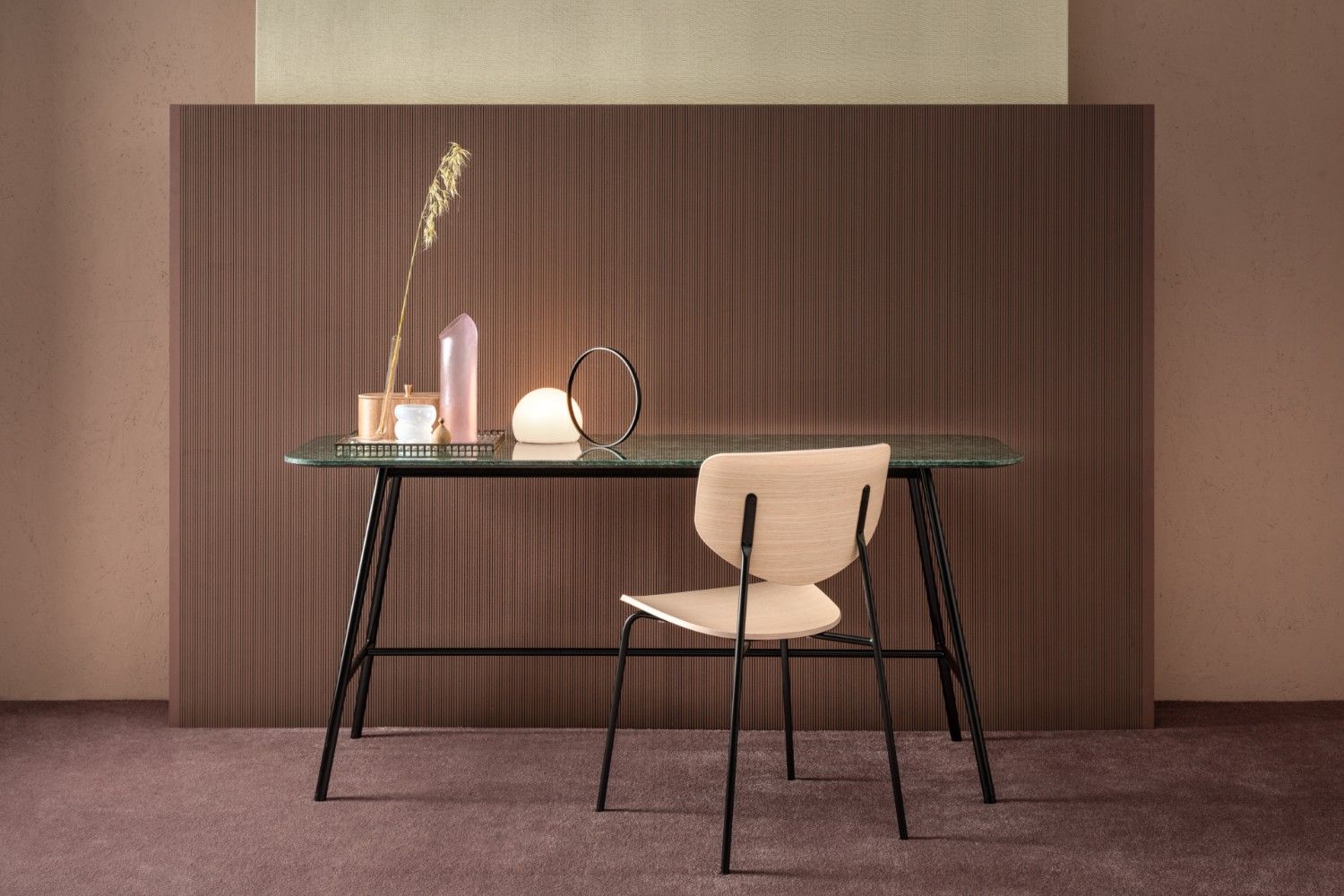 La chaise de salle à manger Caristo de Tim Rundle peut être empilée jusqu'à quatre unités