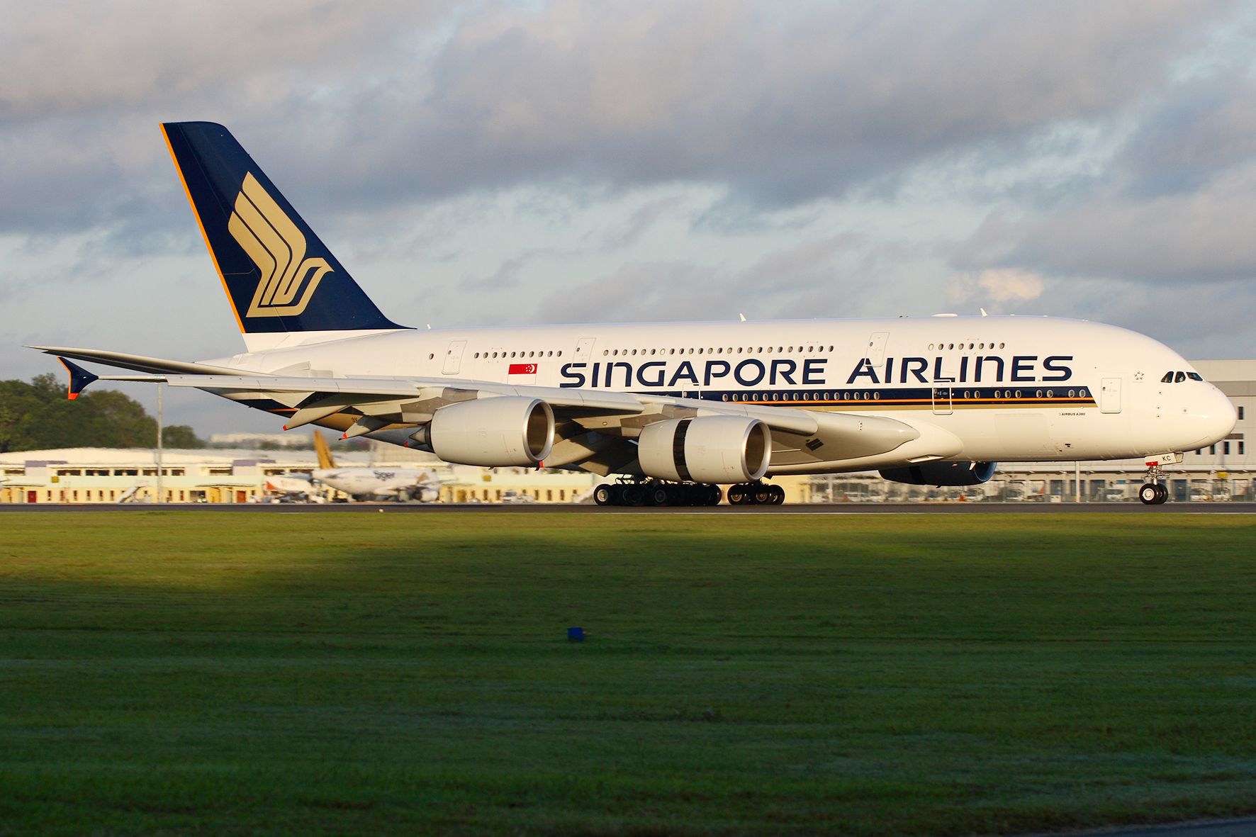 Singapore Airlines Cancels “Flights to Nowhere” Plan to Offer In-Plane Dining, Meal Delivery, and Tours Instead