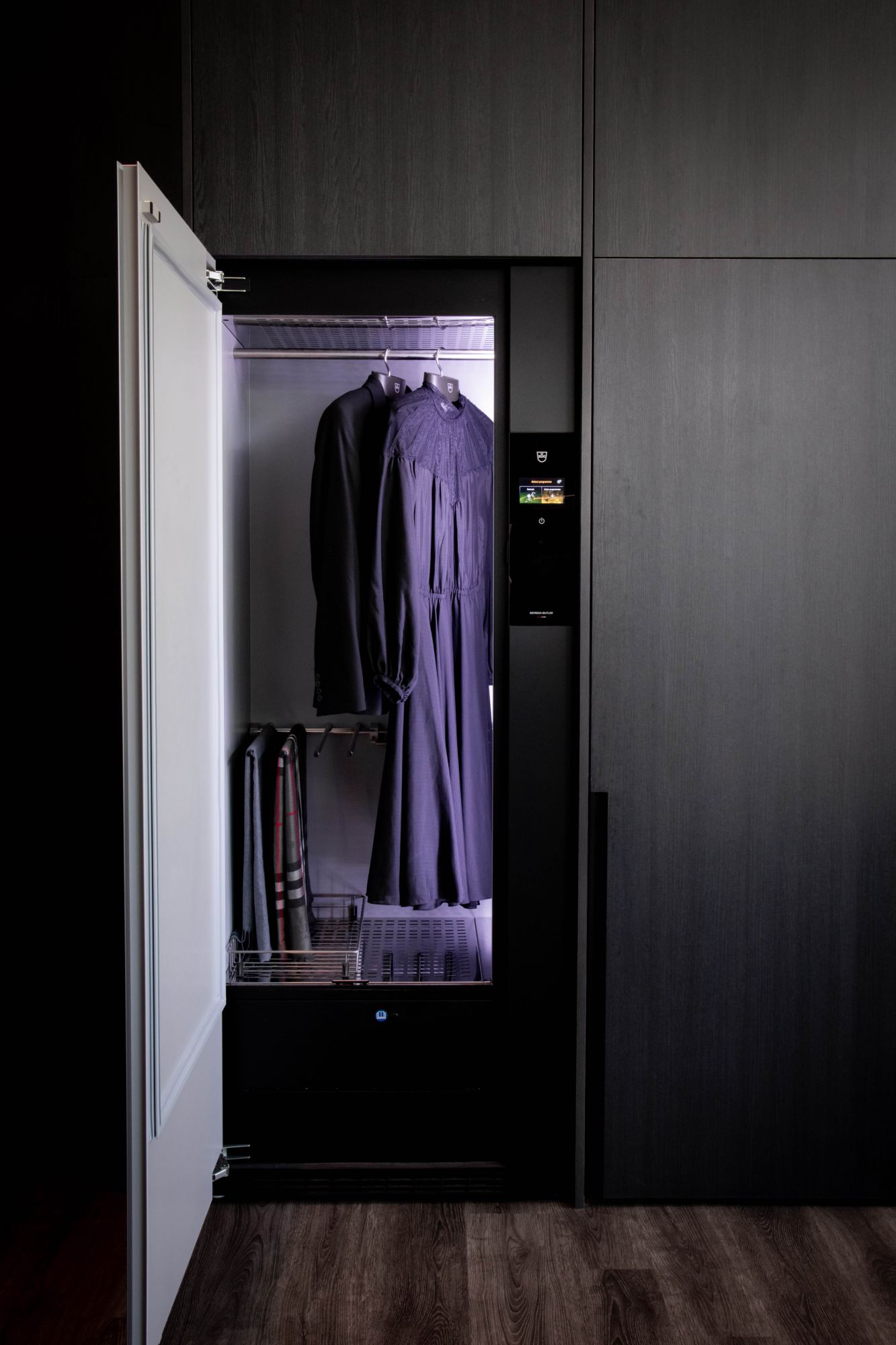 Garments made from delicate fabrics are optimally cared for with the V-ZUG RefreshButler