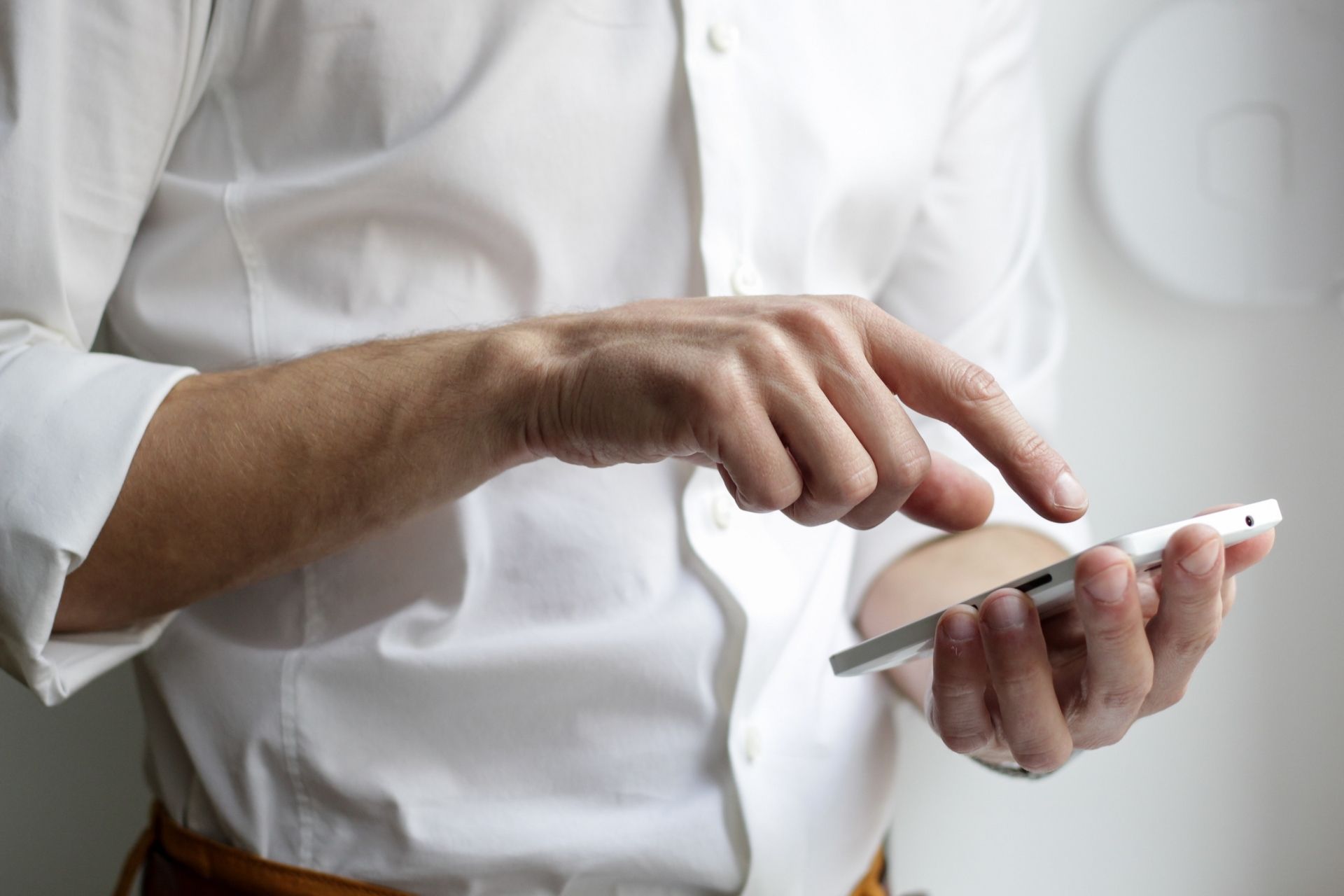 Coronavirus Can Survive on Surfaces Like Phone Screens and Banknotes for 28 Days, Study Shows