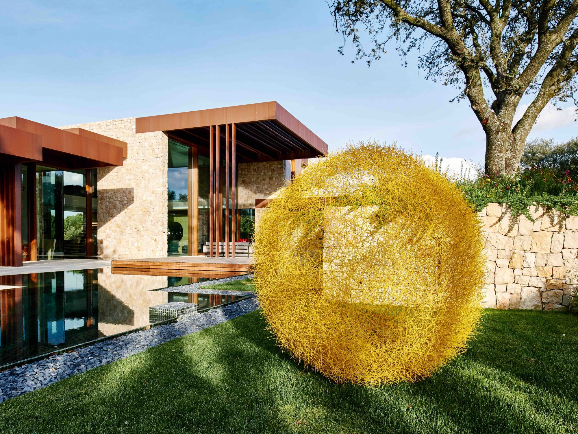 Casa diseñada por Ramon Esteve en Madrid En el jardÃn,escultura de aceroinoxidable pintadodel colombianoRicardo Cárdenas.