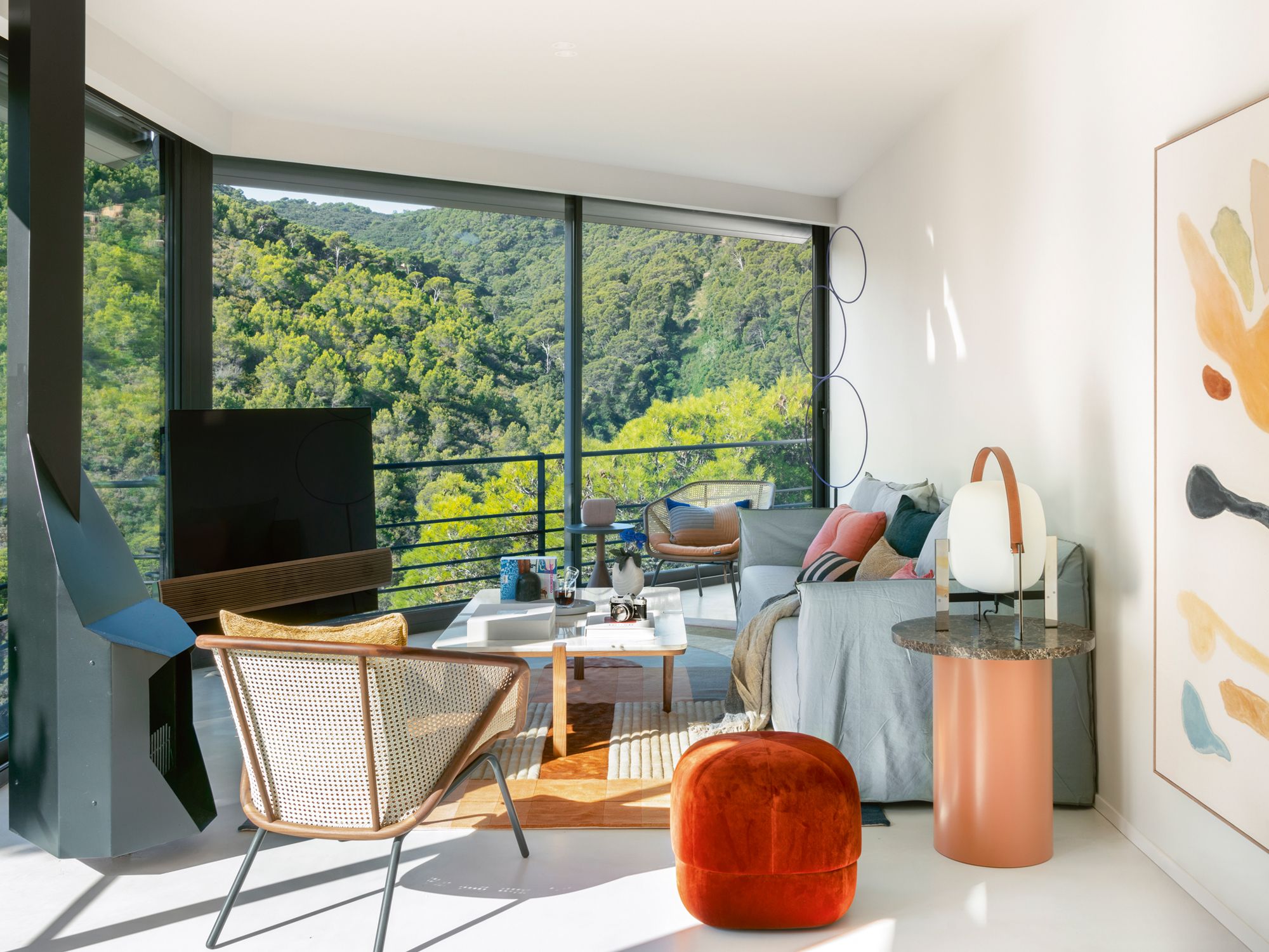 The pastel tones of the furnishings connect to the hues on the artwork by Max Cobalto from Alzueta Gallery
