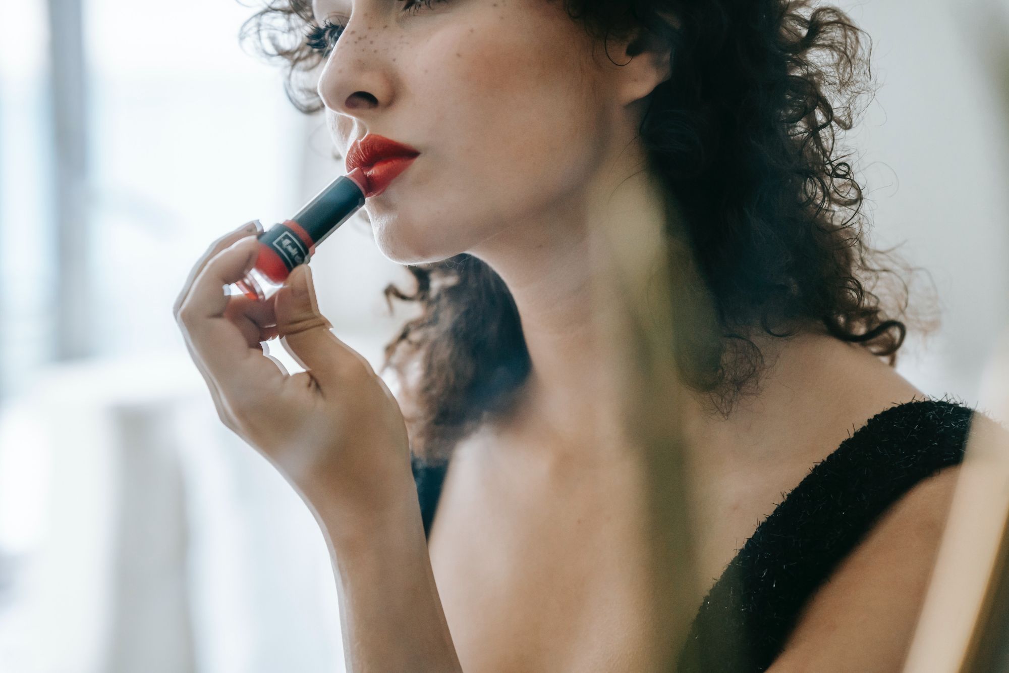 We’re listing the best long-lasting lipsticks to wear under a face mask this season (Photo: Courtesy of Pexels)