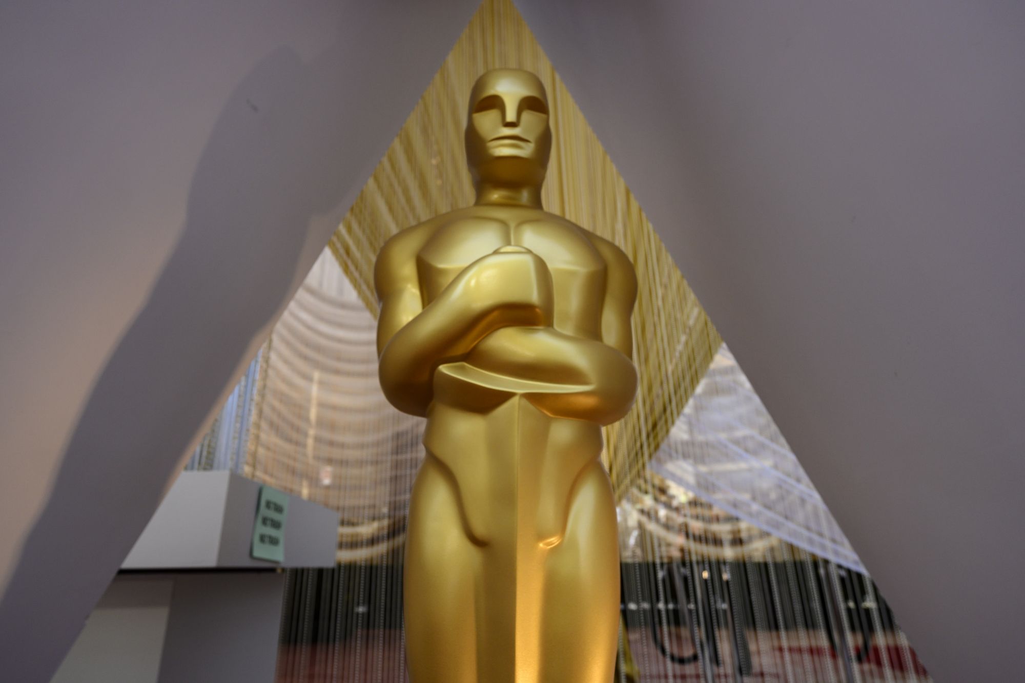 An Oscar statue is displayed on the red carpet on the eve of the 92nd Oscars at the Dolby Theatre in Hollywood, California on February 8, 2020. (Photo by Eric BARADAT / AFP)