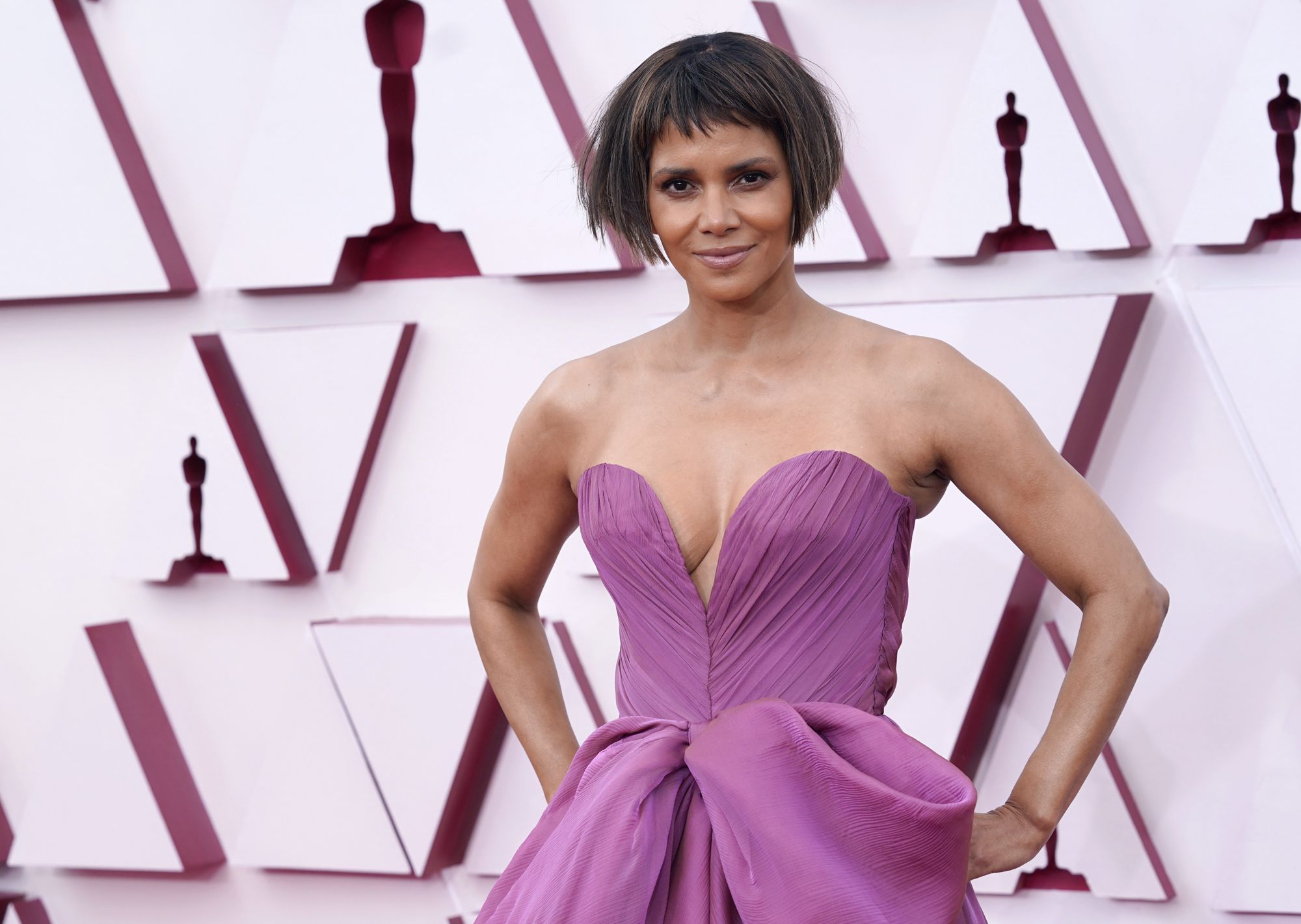 Halle Berry sported a new, chic and angular bob at the Oscars. (Image: Chris Pizzello-Pool/Getty Images)