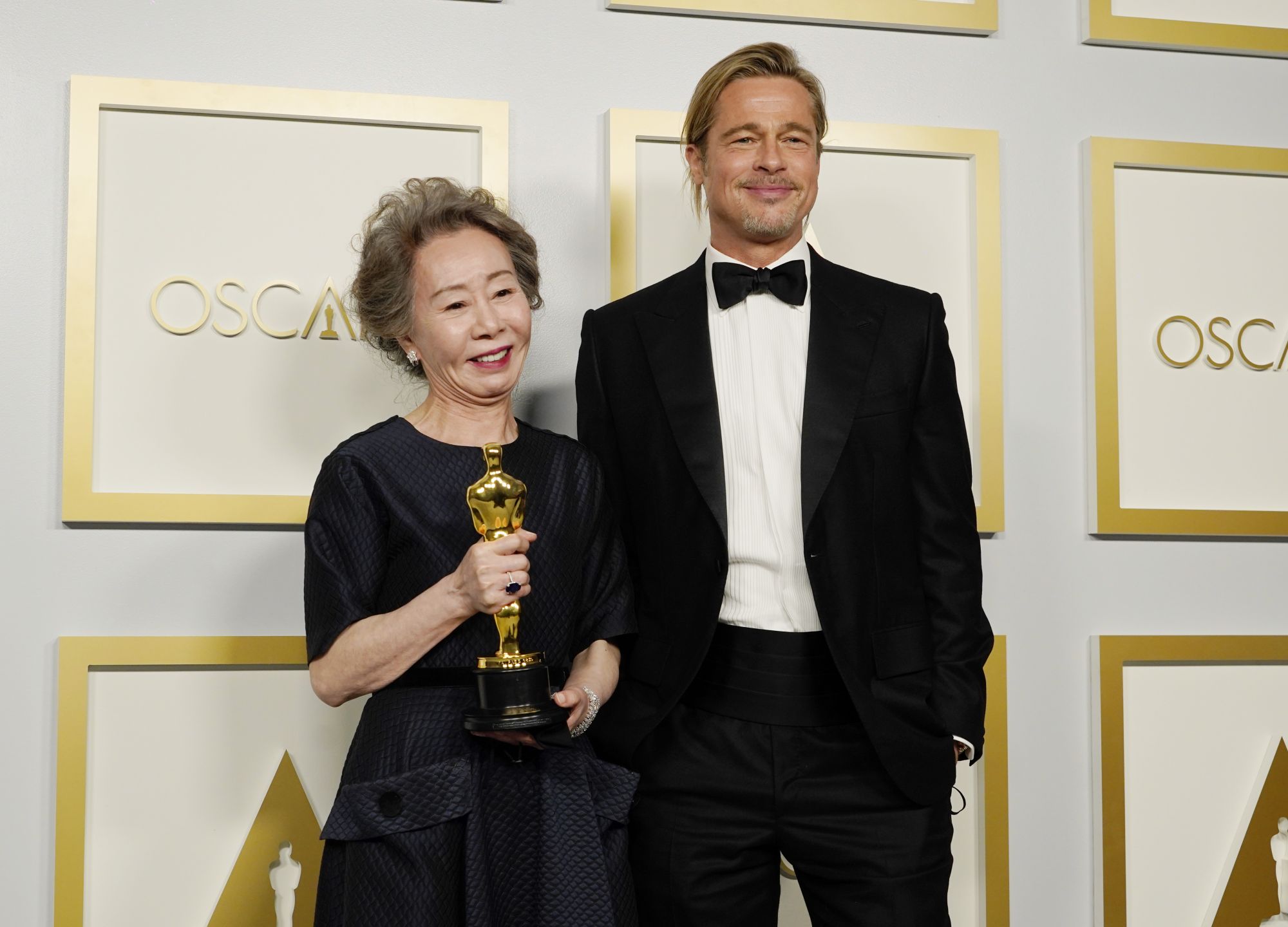 LOS ANGELES, CALIFORNIA - APRIL 25: (L-R) Yuh-Jung Youn, winner of Best Actress in a Supporting Role for "Minari," poses with Brad Pitt in the press room at the Oscars on Sunday, April 25, 2021, at Union Station in Los Angeles. (Photo by Chris Pizzello-Pool/Getty Images)