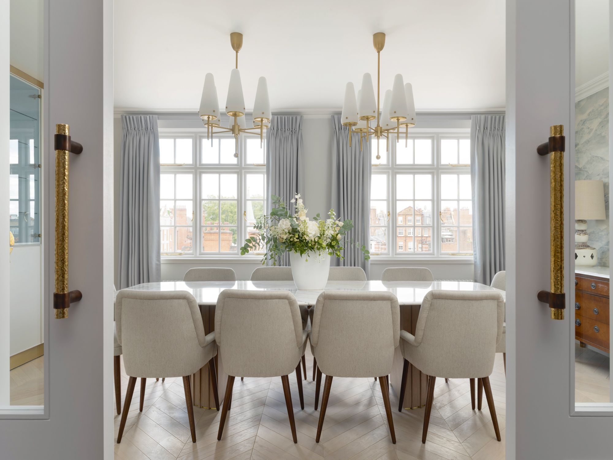 The colour scheme of the dining area references the grey tones of the cloud wallpaper from Zoffany