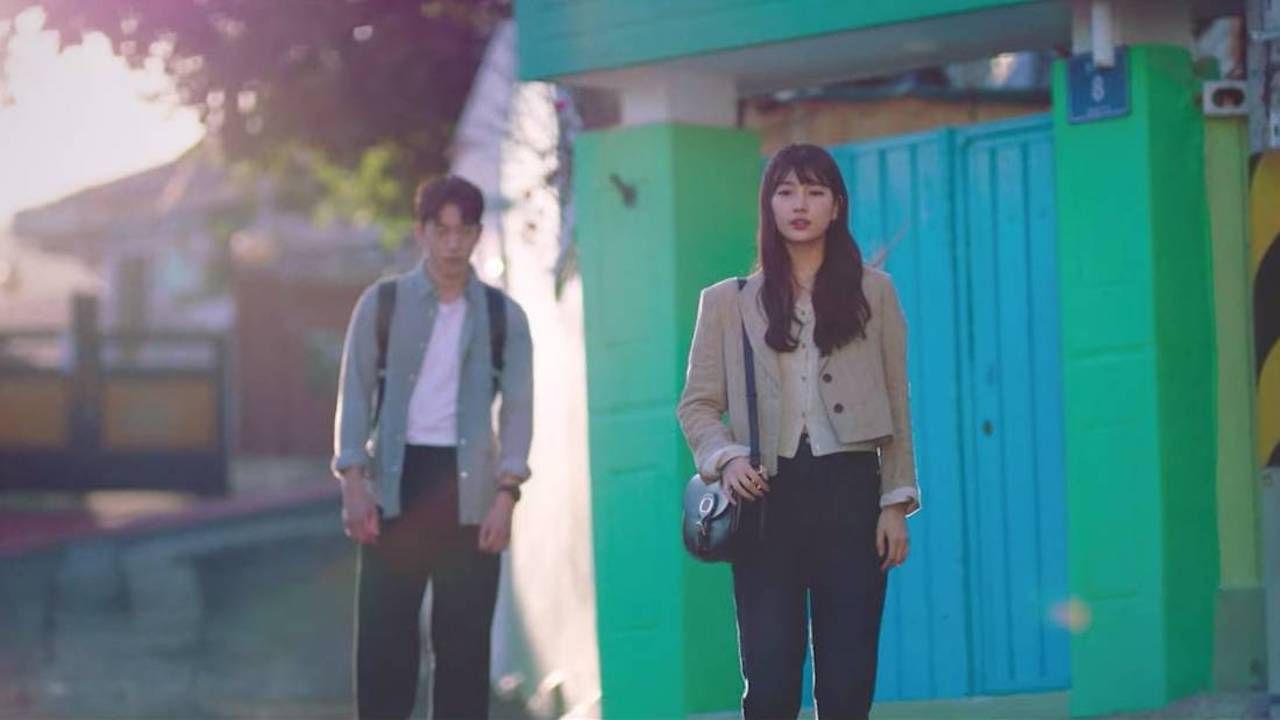 As budding entrepreneur Seo Dal-mi in Start Up, Bae was often in blazers and pants. This cropped blazer made her look stylish and hip, yet all kinds of professional and cool.