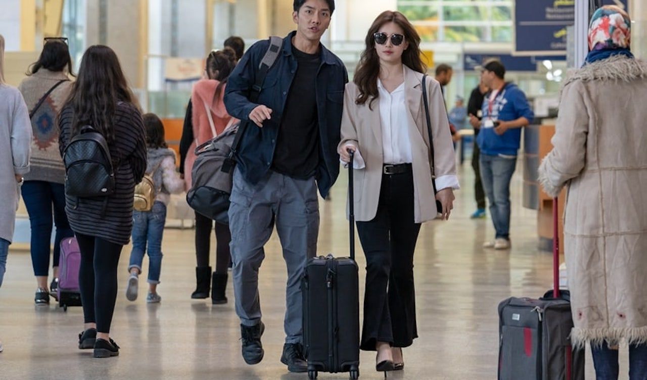 Chic airport fashion inspo in Vagabond. Taking notes for when we can travel again.