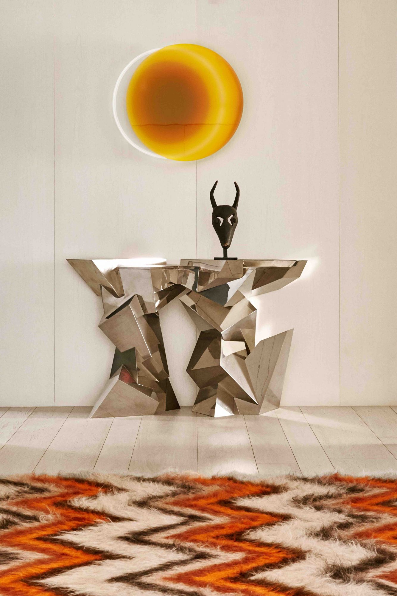 Une console en quartz de Juan et Paloma Garrido attire le regard dans l'entrée
