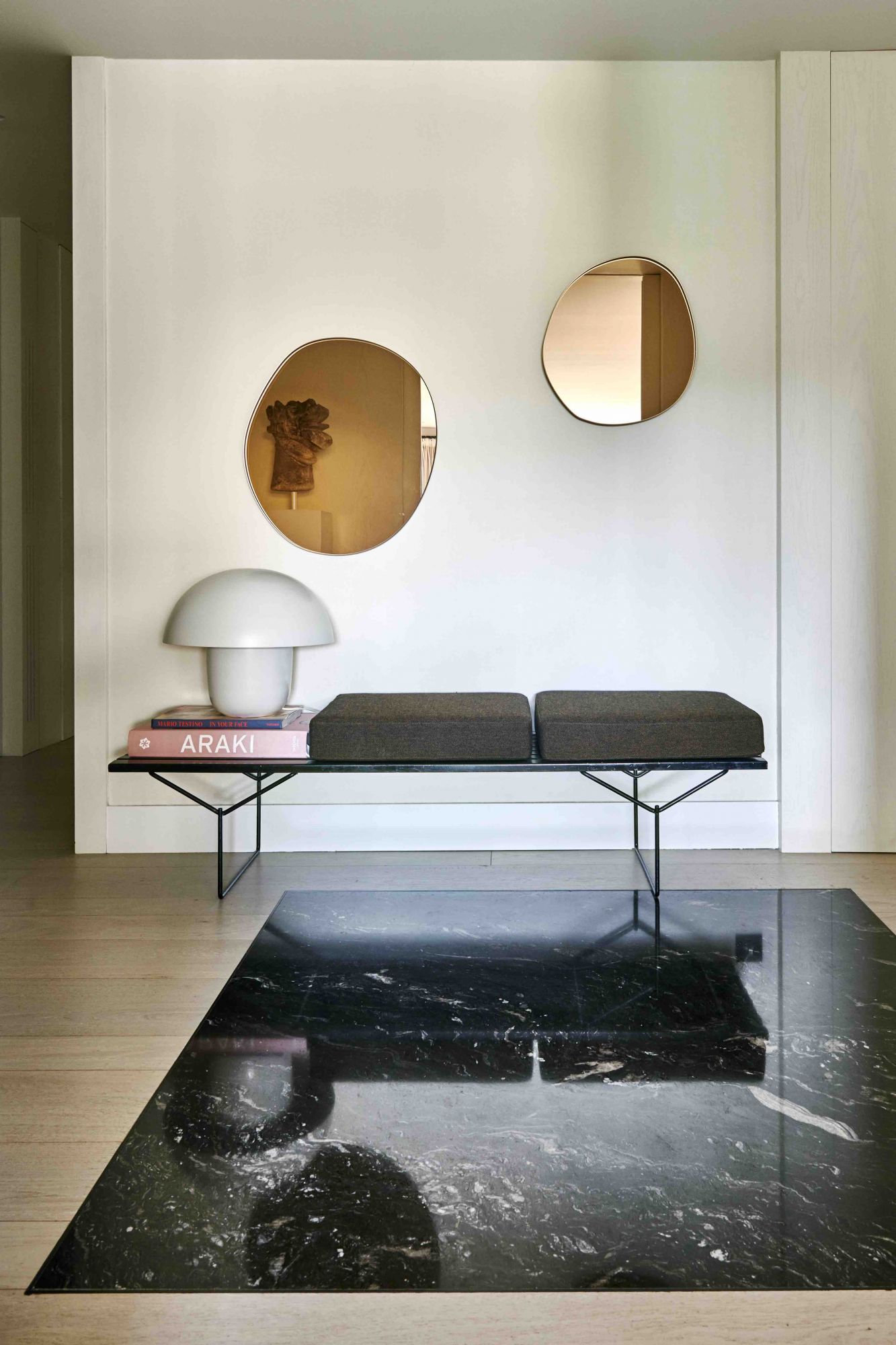 Les miroirs de Sabine Marcelis dans le couloir sont associés à un banc Knoll de Harry Bertoia de 177 Kensington