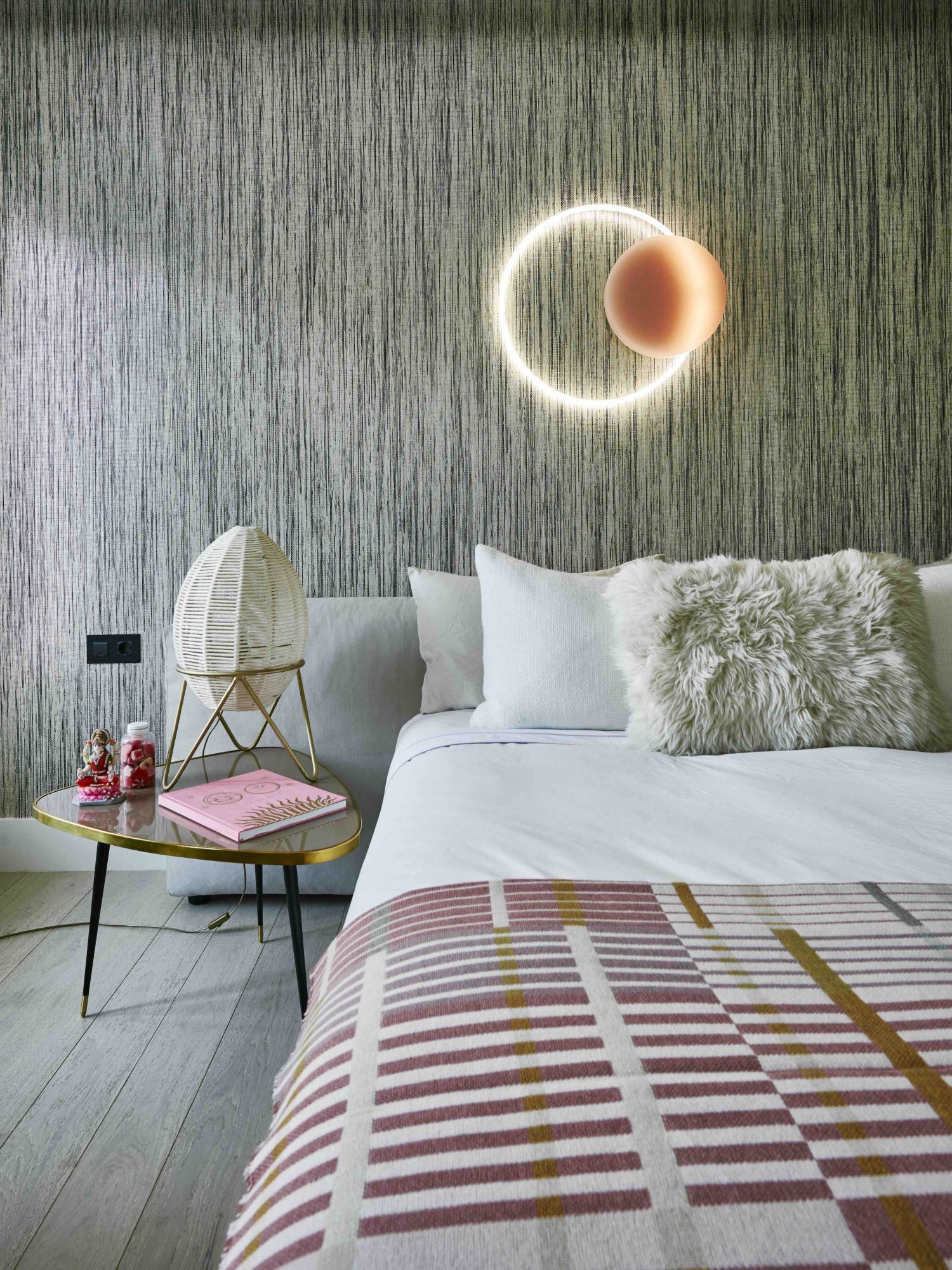 Une applique de Sabine Marcelis fait office de point focal dans la chambre de la fille