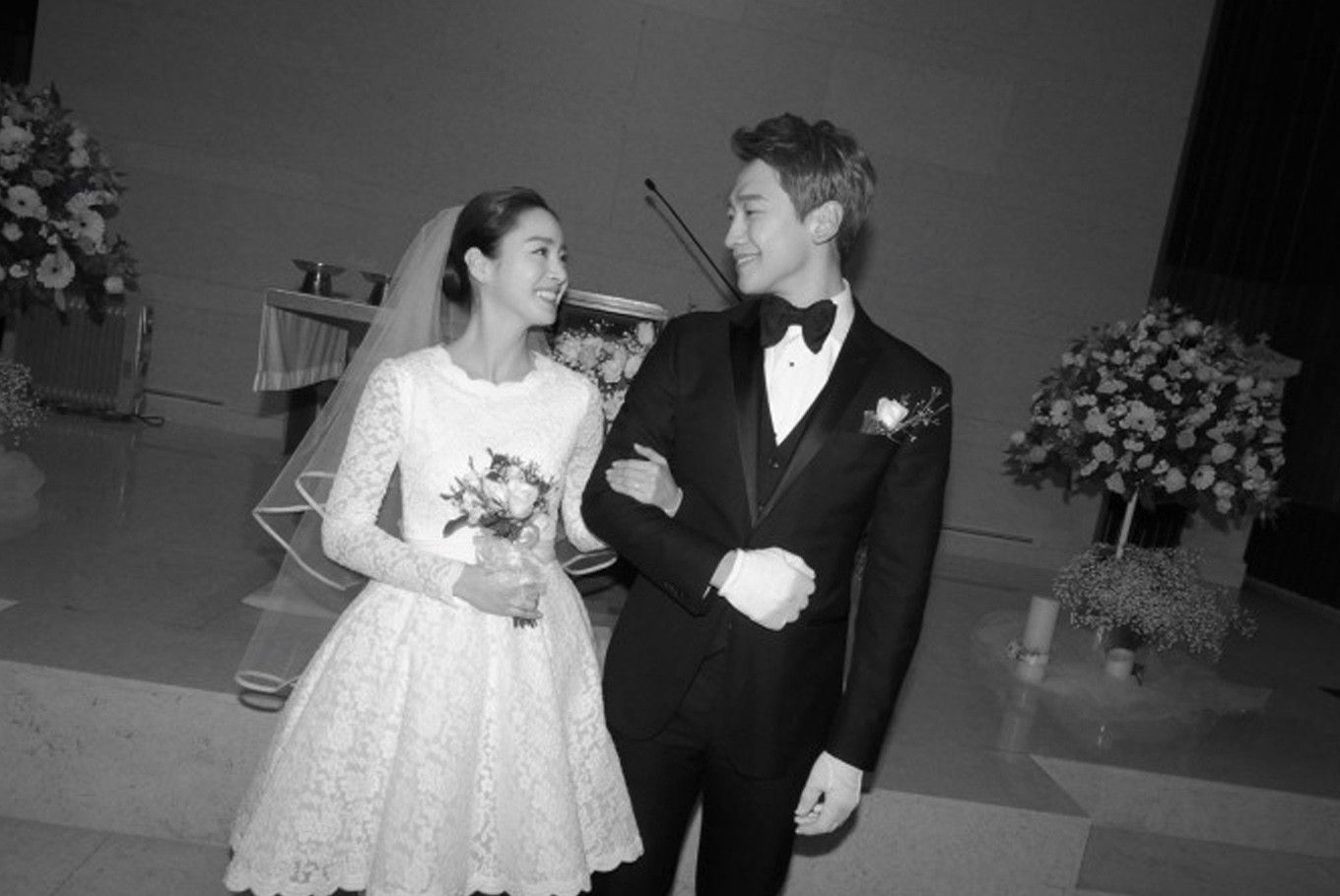 Kim Tae Hee and Rain during their 2017 wedding. Photo: Rain Company