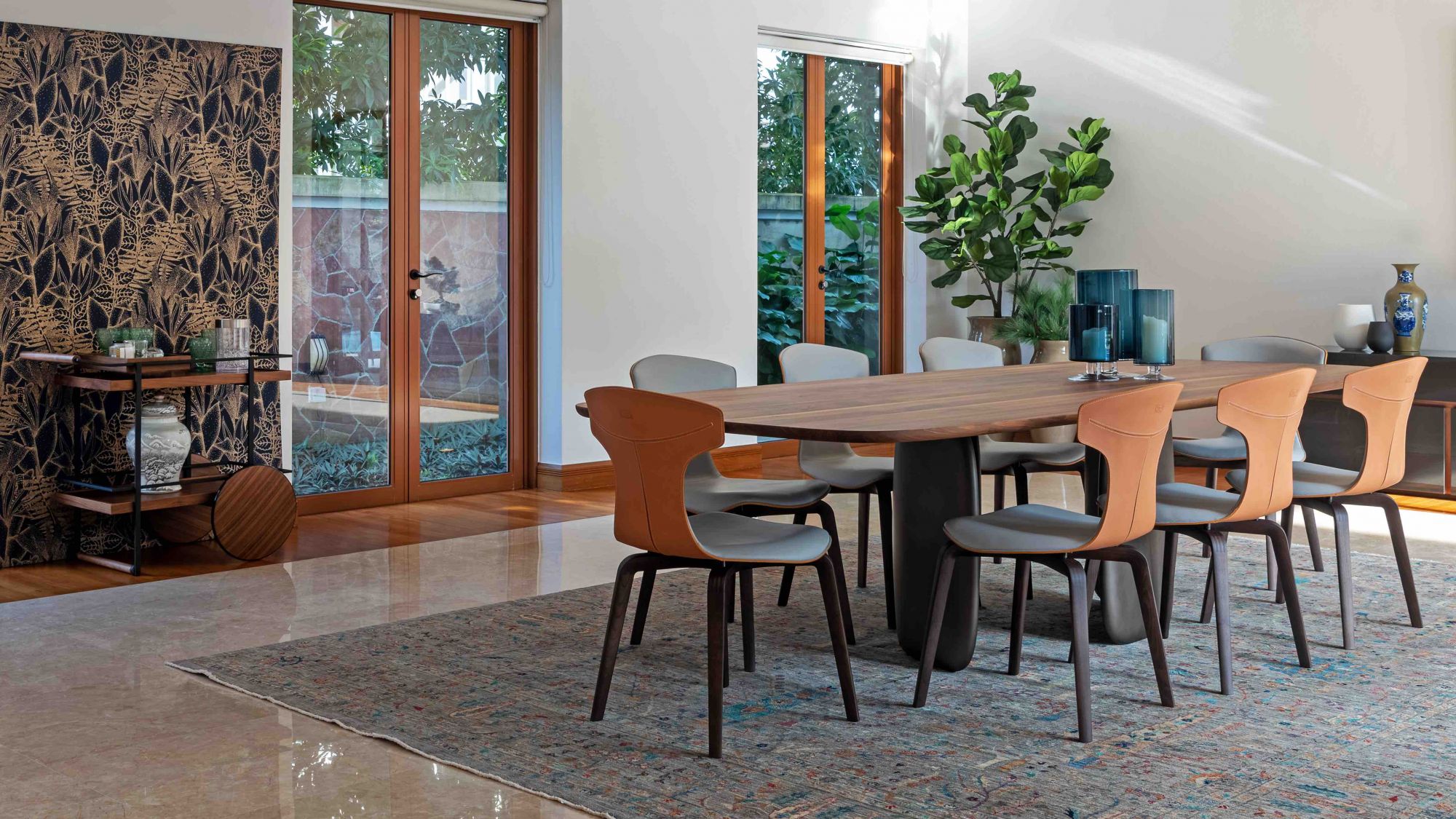 Chaises de salle à manger Poltrona Frau Montera de Roberto Lazzeroni de Proof Living, dans une maison conçue par Valternative