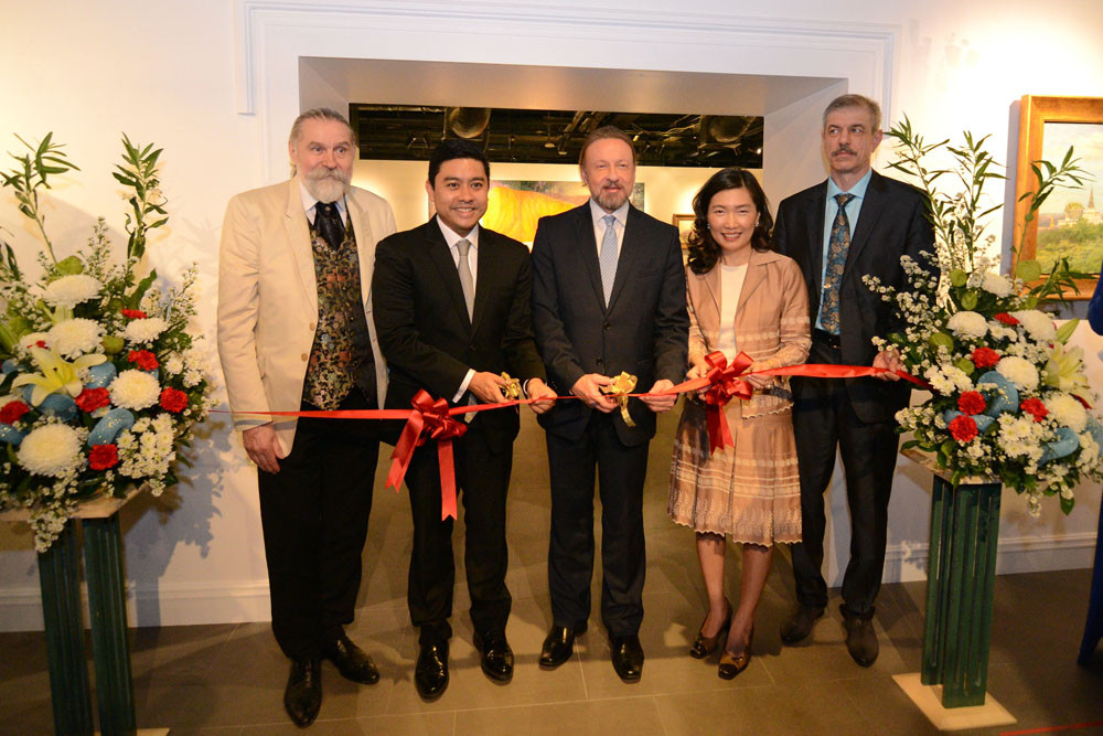 Vladimir Anisimov, Yuttachai Charanachitta, Kirill Barsky, Linda Cheng and Dmitry Kuznetsov