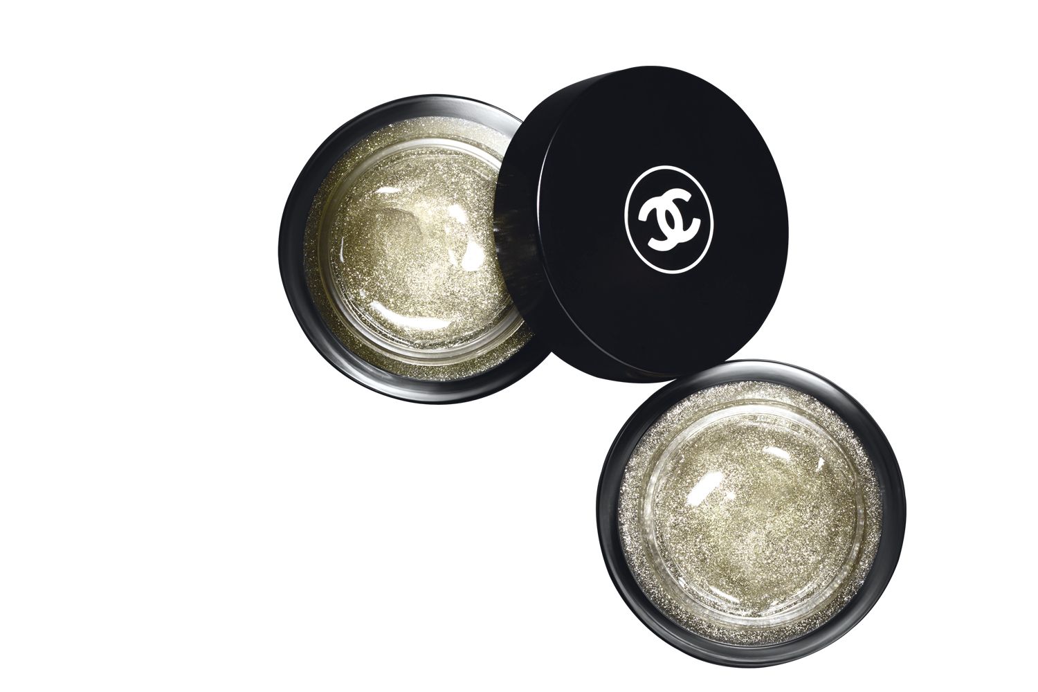 Richly formulated into a smooth and sparkly facial gel, Chanel’s Le Gel Paillete offers a shimmering glamour that catches the light in all the right places and becomes one with the skin.