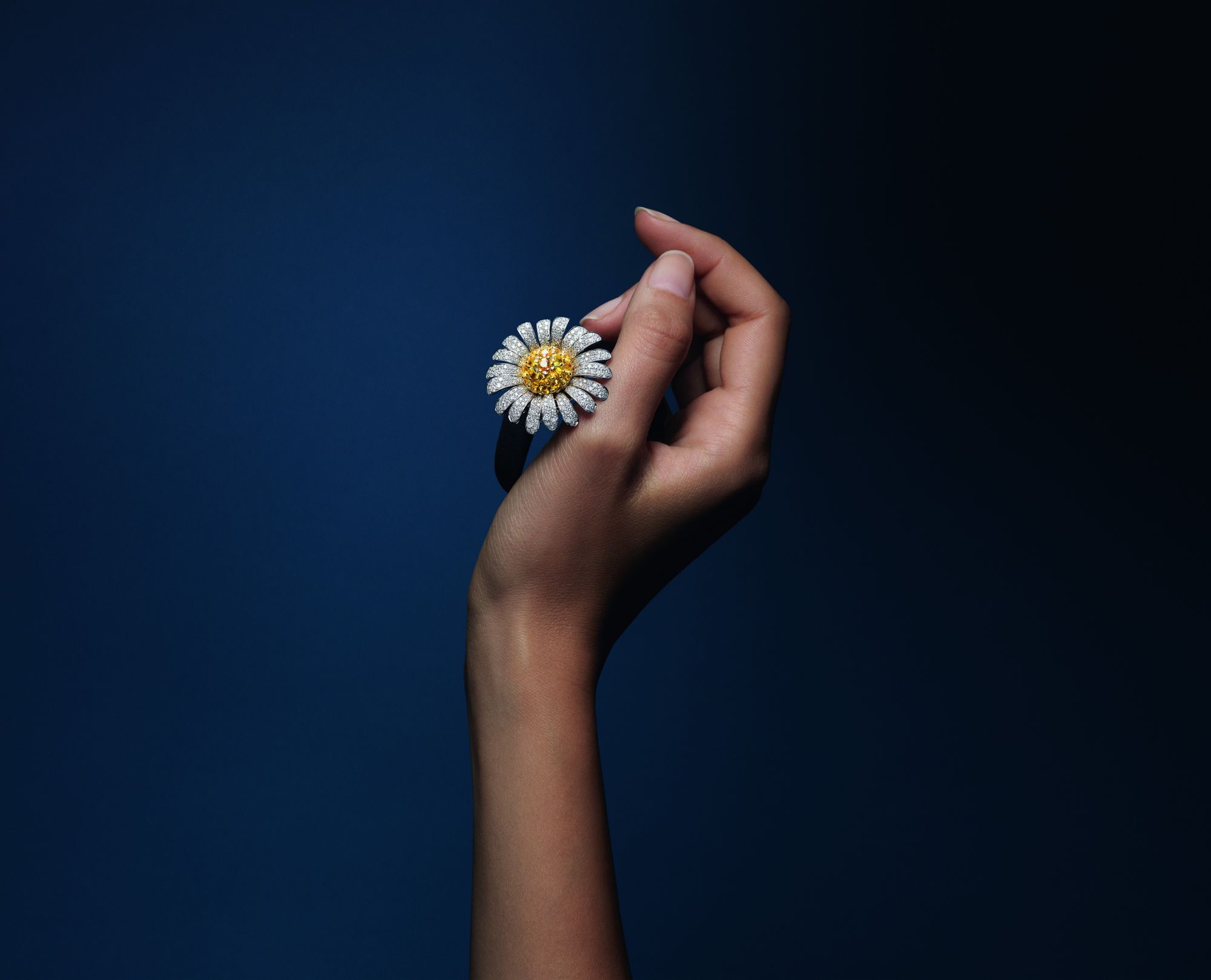 Van Cleef & Arpels Pays Hommage To The Delicate Beauty Of Flowers