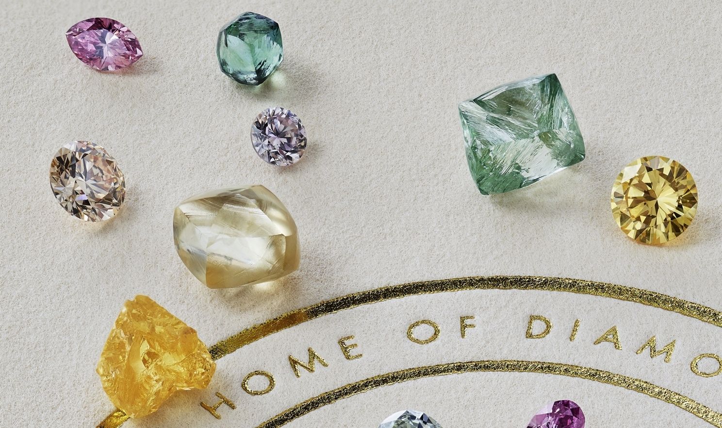 De Beers精心挑選的美麗彩鑽by De Beers。