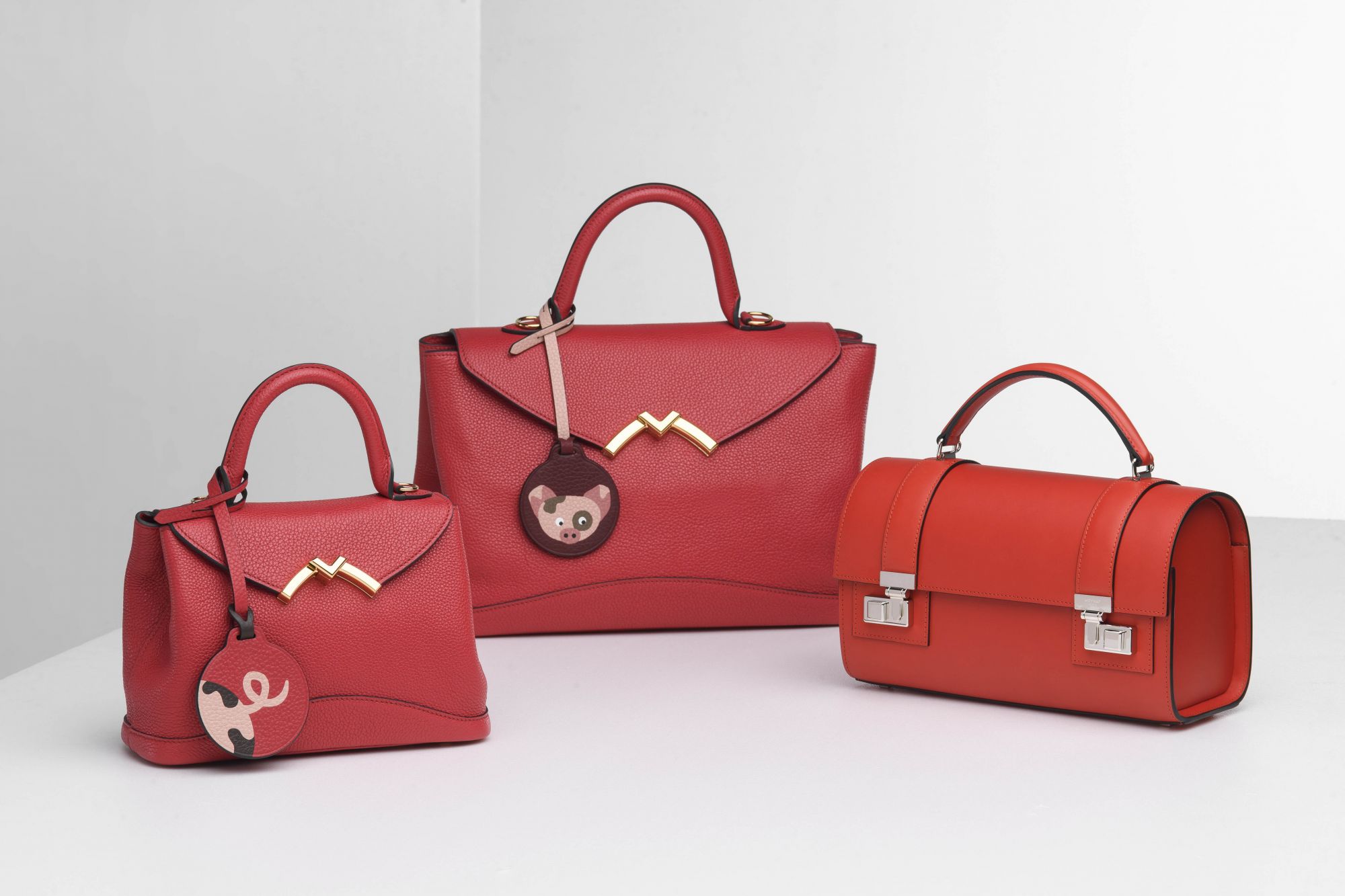 Moynat 法式紅包款,由左至右:Gaby PM、Gaby GM、Cabotin,搭配 Mosaique 皮特蘭豬皮革鑲嵌系列吊飾。