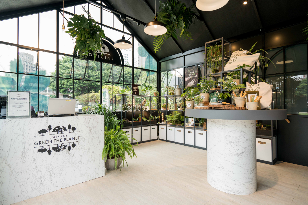 全台獨家,只要於愛地球公益快閃店內,消費任一款品木宣言商品,即可獲得環保伸縮餐盒,自備餐具也是一種愛地球表現。(※店內販售保養品之產品銷售額將撥款逾三分之一直接捐給慈心基金會,共同綠化台灣)