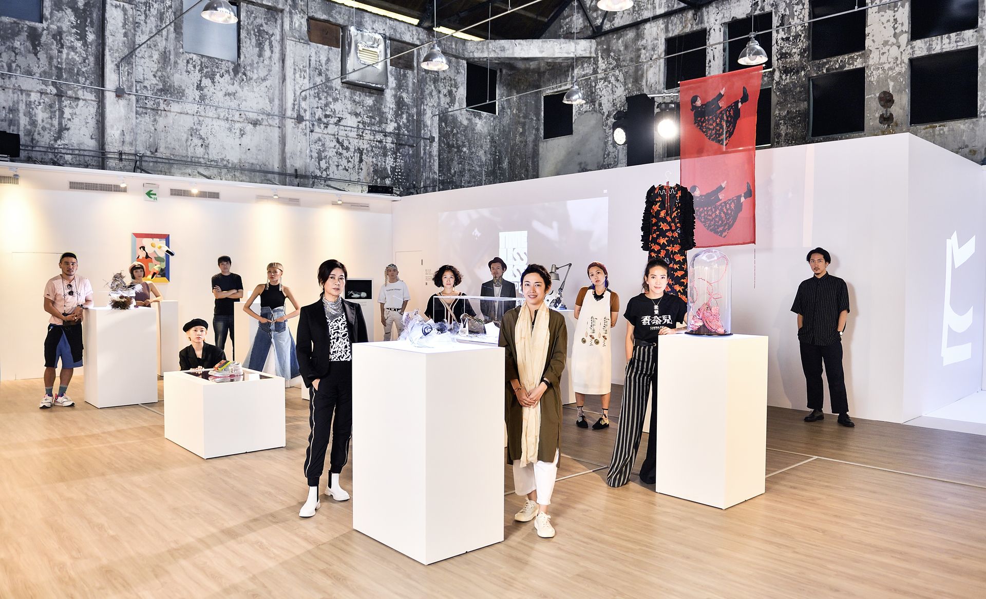 「CAMPER TIMELESSNESS台灣青年創作展」策展人馮亞敏與12組創作人合照。