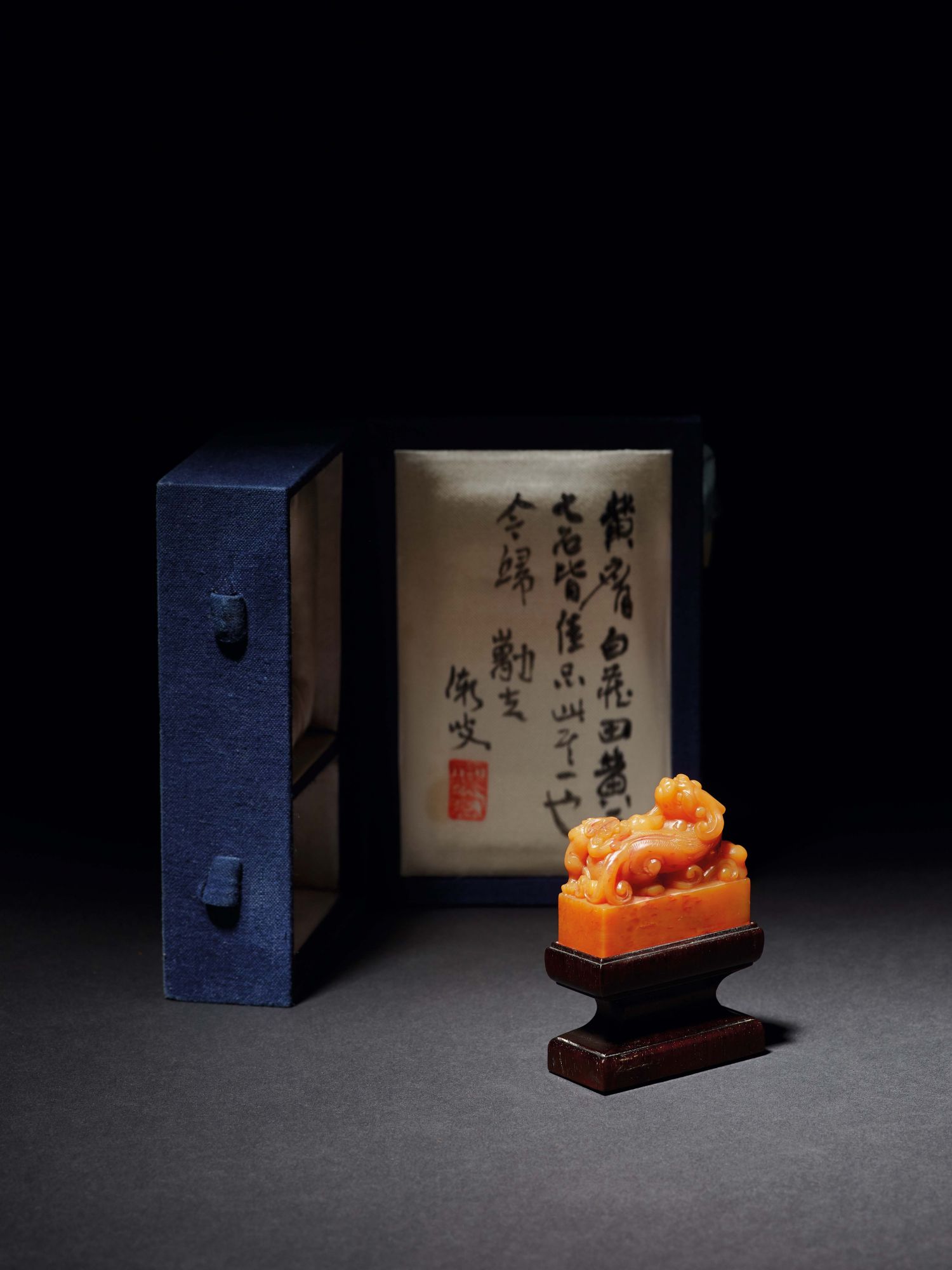 壽山石田黃螭鈕長方章L: 4.3 cm H: 4 cm W: 47 g 印文:看山如讀畫。 著錄:《田黃賦》P86,台灣國立歷史博物館刊行,2011年。 來源:寒舍舊藏。