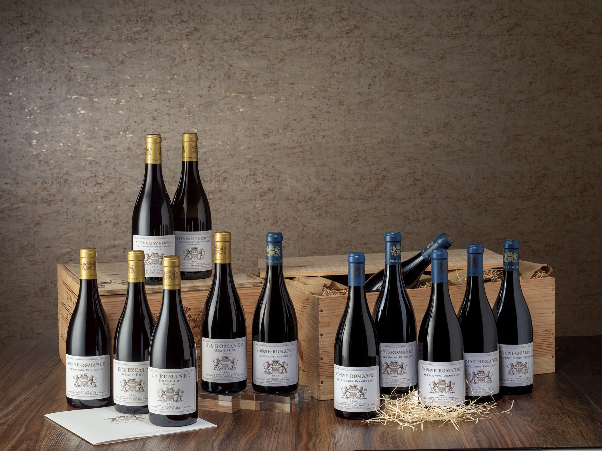 布根地則由夜丘北端特級葡萄園最多的Gevrey-Chambertin,南下直到坐擁勃根地五塊重要白葡萄酒特級園的勃恩丘,網羅各個地塊最具代表性的酒莊作品,如香貝丹之王Domaine Armand Rousseau、Morey St. Denis村的榮耀Domaine Ponsot、Domaine Comte Georges de Vogüé、頂級白酒的代名詞如Domaine Coche Dury,更不能錯過的是低調優雅的Domaine du Comte Liger-Belair、布根地的王者Domaine de la Romanée-Conti、與由鐵娘子Lalou女士領軍的Domaine Leroy及Domaine d’Auvenay 三個專區,嚴選該產區頂級酒莊的珍貴品項,收藏級的酒款在此區精采呈現。