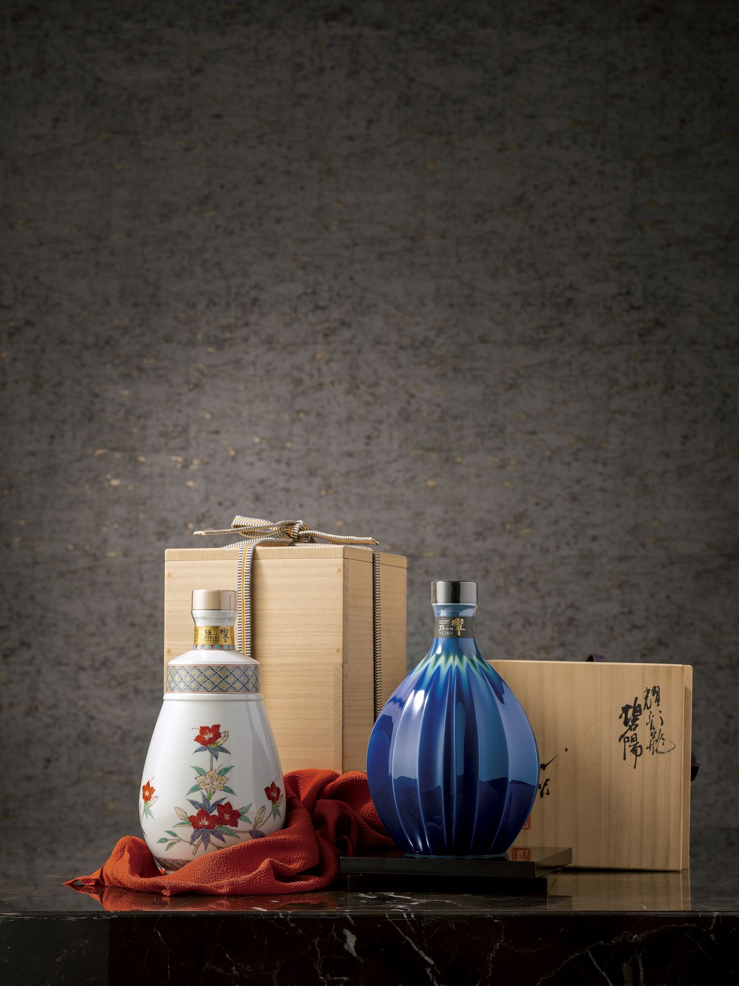 Lot 762 響 Hibiki 35年 Sakaida Kakiemon XIV 十四代酒井田柿右衛門作〈濁手山つつじ文洋酒瓶〉 1 (70cl) OGB NT$ 460,000 - NT$ 700,000 Lot 763 響 Hibiki 35年 Tokuda Yasokichi III 三代德田八十吉作〈耀彩瓶 碧陽〉 1 (70cl) OGB NT$ 750,000 - NT$ 1,000,000