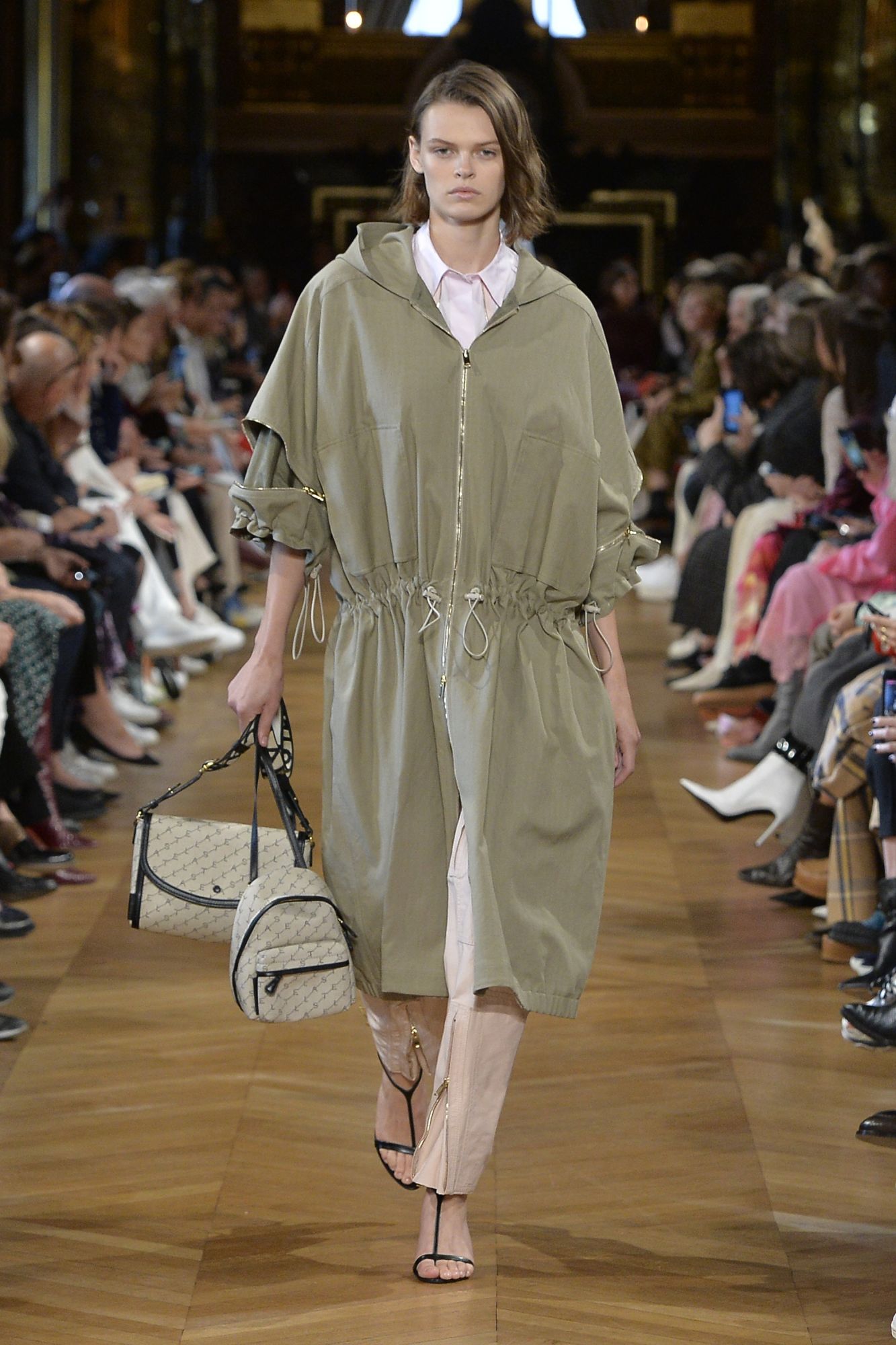 Stella McCartney 本季系列借鏡男裝元素,呈現簡潔俐落的優雅風範,絕對讓你的機場時尚立於不敗之地。