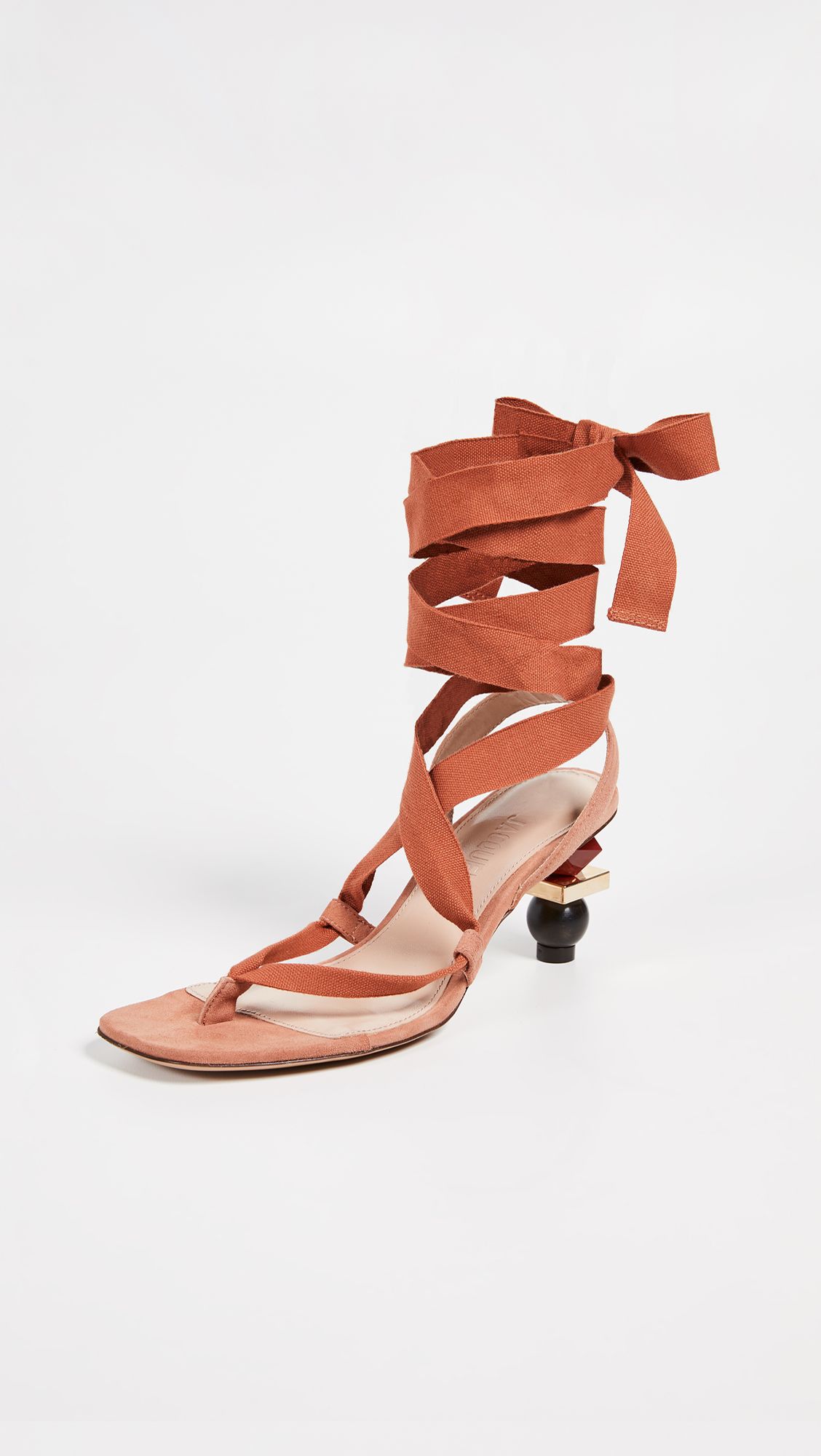 Jacquemus 造型涼鞋注入了豐富巧思,搭配簡單的洋裝就很有型。(Shopbop有售)