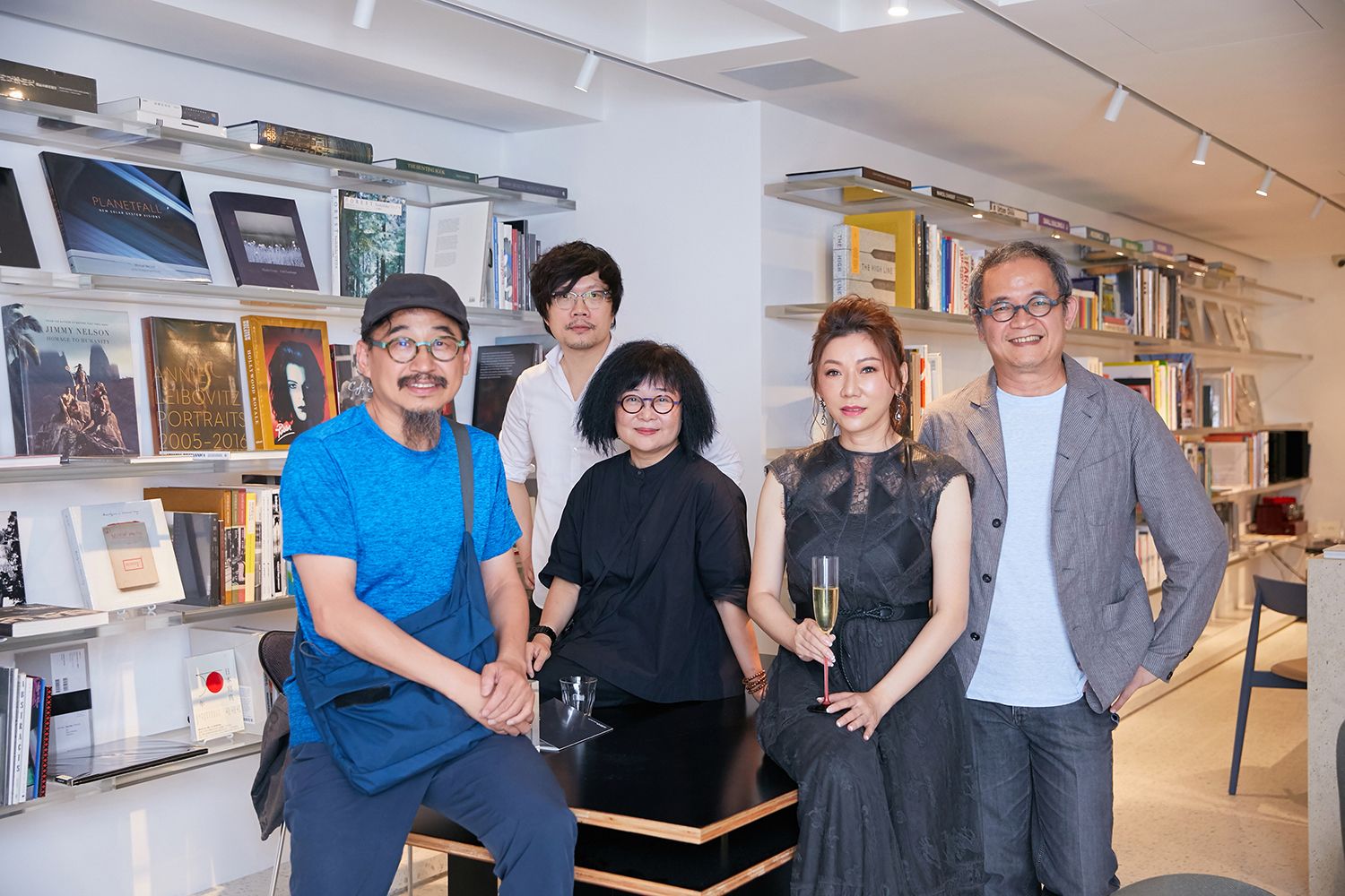 詹偉雄、謝文智、楊淑媜、葉曉甄與郭旭原。