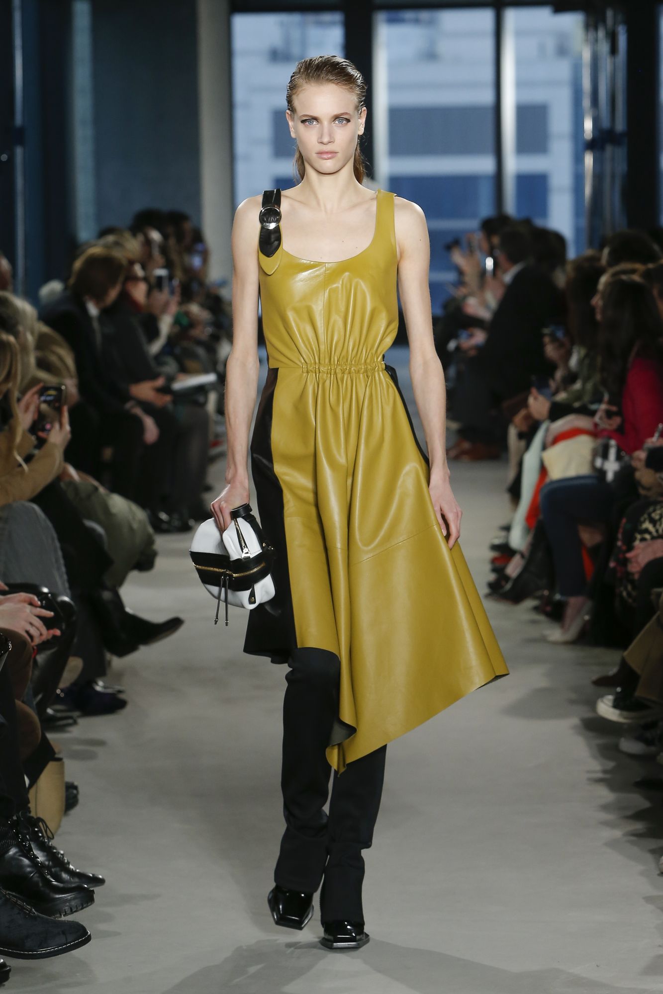 Proenza Schouler 2019秋冬系列以解構和重組來演繹都會女性的矛盾與個性。