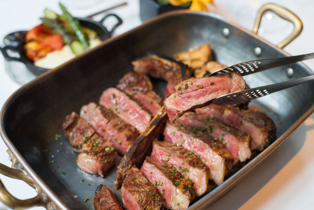 TK Seafood & Steak海鮮料理與牛排最受好評! 90 天/180 天乾式熟成美國穀飼頂級丁骨牛排具話題性