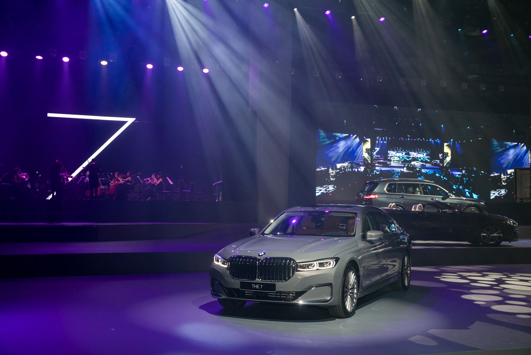 BMW 7系列小改款霸氣登場!格柵加大車頭調高,數位虛擬座艙直覺好上手