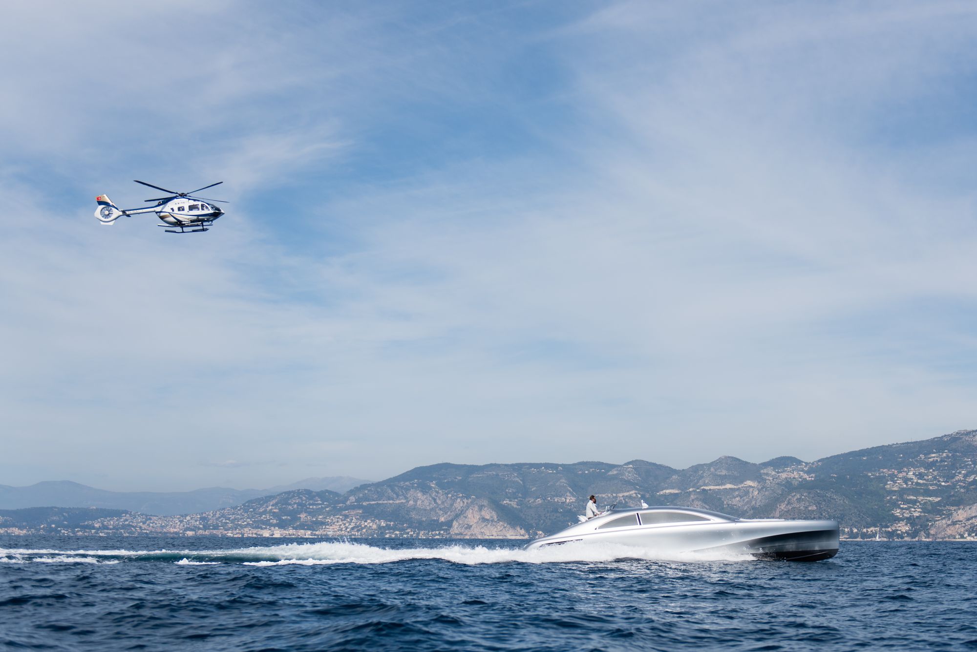 Weltpremiere an der Côte dâAzur: Vor Nizza startete die von Mercedes-Benz Style gestaltete Luxus-Motoryacht âArrow460âGranturismoâ von Silver Arrows Marine auf ihre Jungfernfahrt. World premiere on the Côte dâAzur: The luxury motor yacht "Arrow460âGranturismo" designed by Mercedes-Benz Style and constructed by Silver Arrows Marine has embarked on its maiden voyage off the coast of Nice.